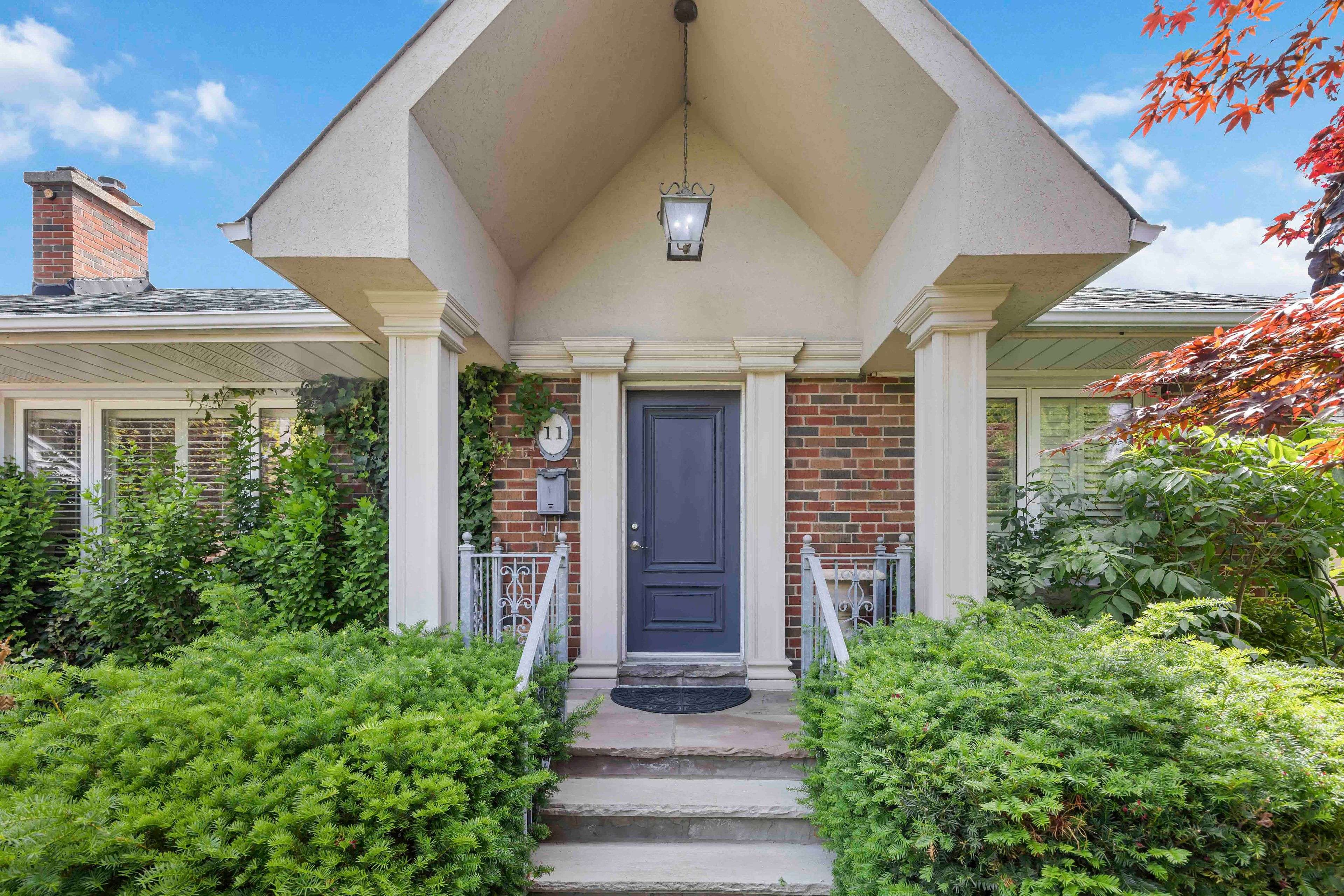 11 Duval DR, Toronto W04, ON M6L 2J9