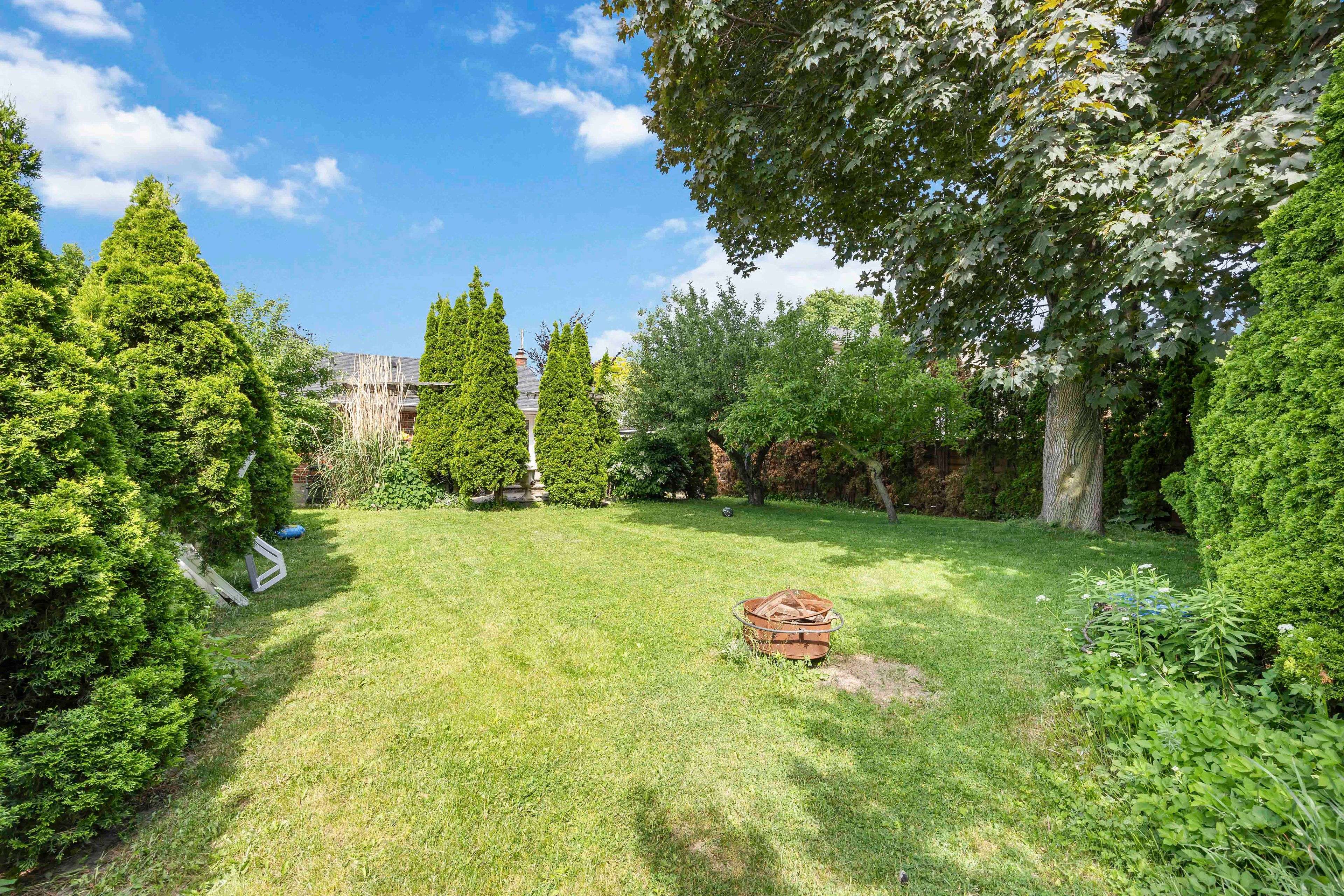 11 Duval DR, Toronto W04, ON M6L 2J9