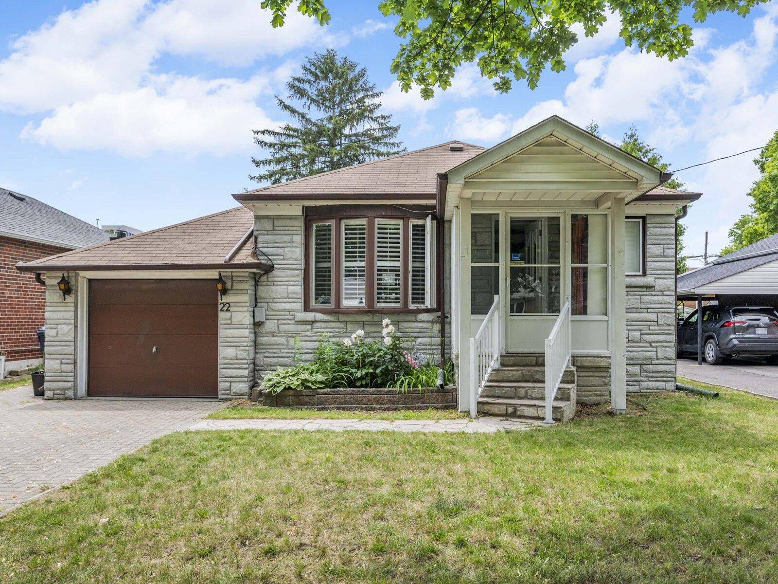 22 Chartwell RD, Toronto W07, ON M8Z 4E8