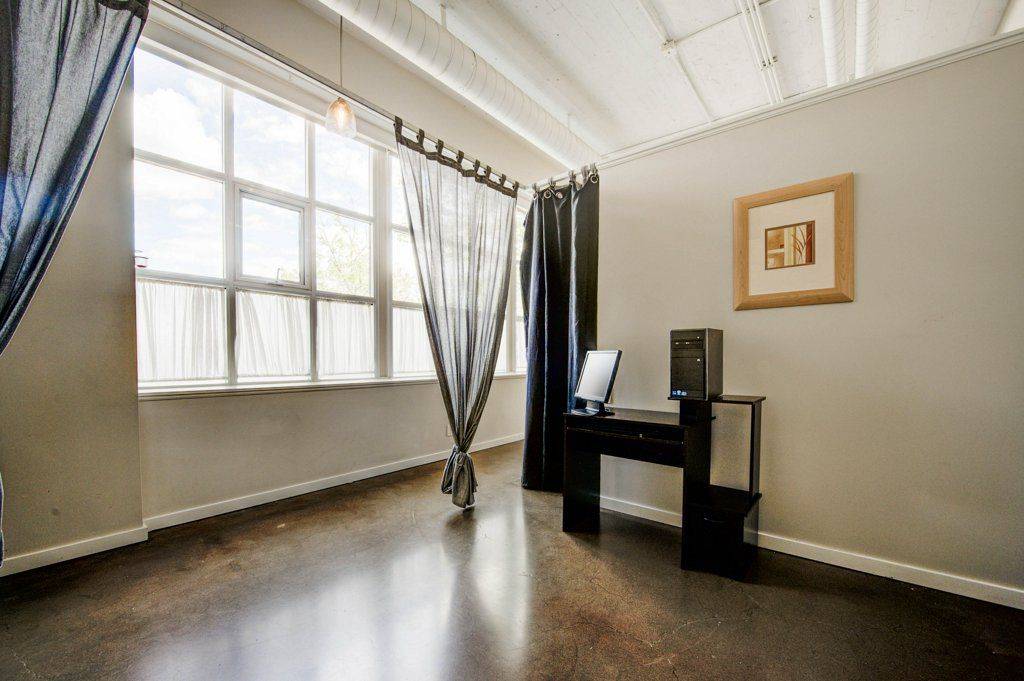 Kitchener, ON N2G 4Z9,404 King ST W #102