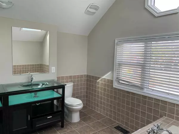 Toronto C10, ON M4S 1E8,68 Davisville AVE #Upper