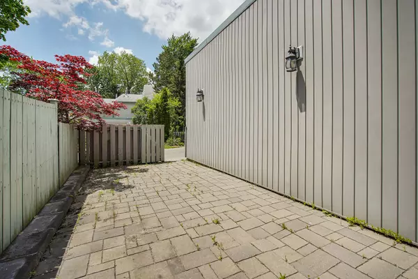 London South, ON N6K 1P8,663 Woodcrest BLVD