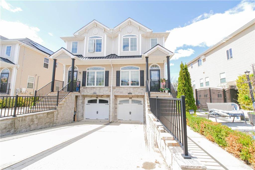 16 Berkshire LN, Staten Island, NY 10309