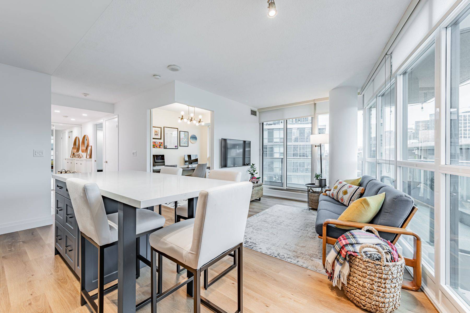 Toronto C01, ON M5V 4A1,209 Fort York BLVD #664
