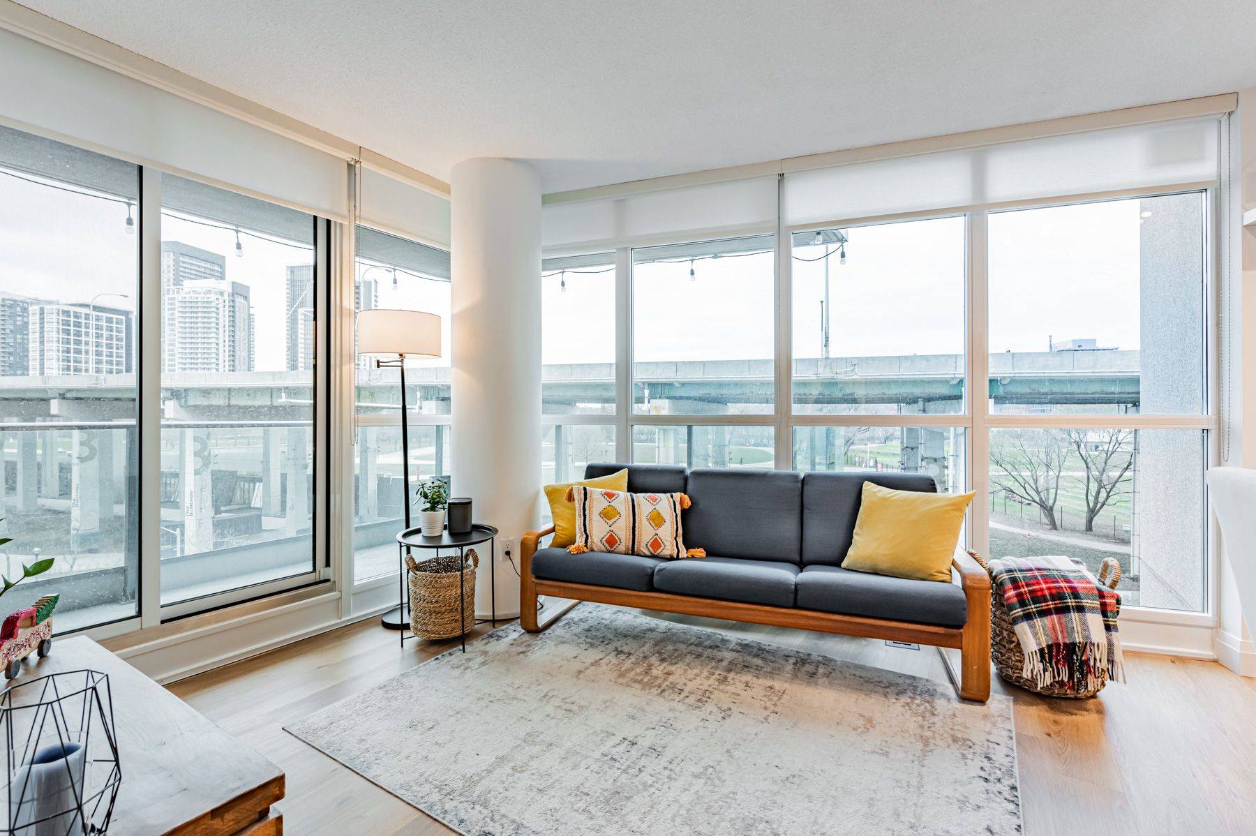 Toronto C01, ON M5V 4A1,209 Fort York BLVD #664