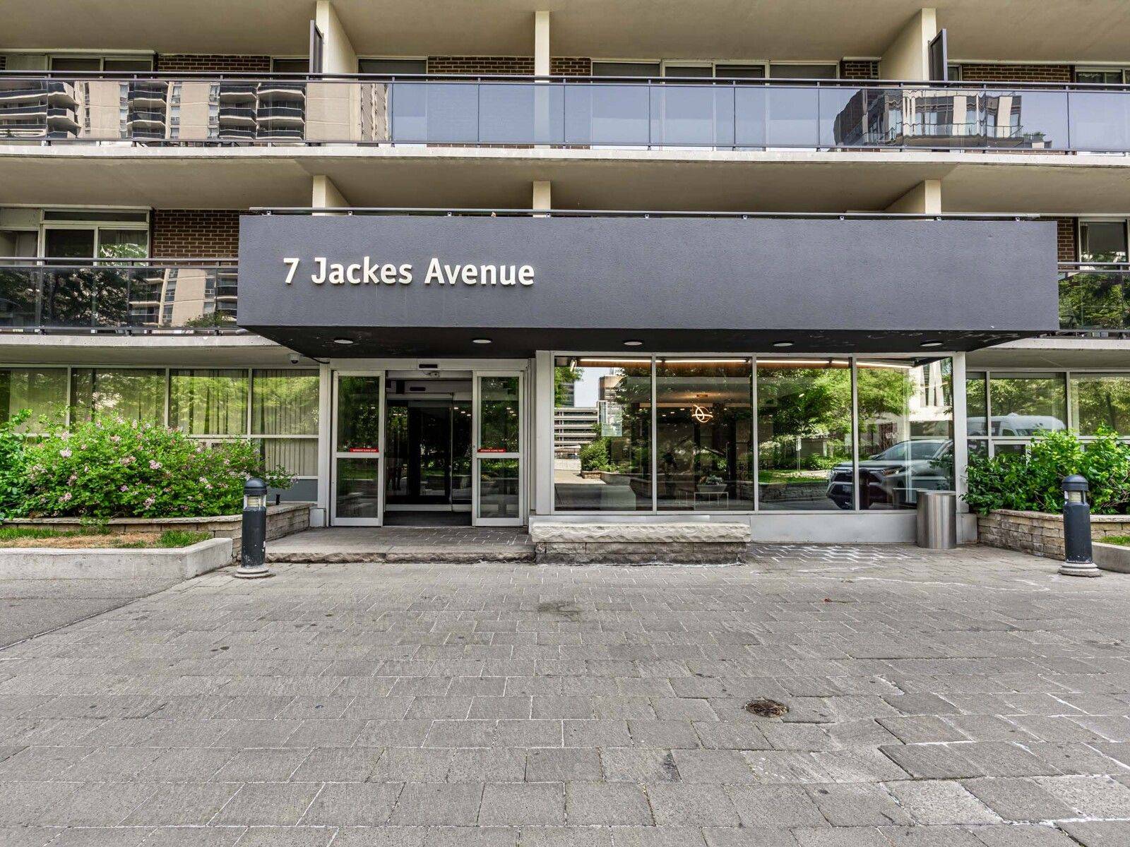 Toronto C09, ON M4T 1E3,7 Jackes AVE #1810