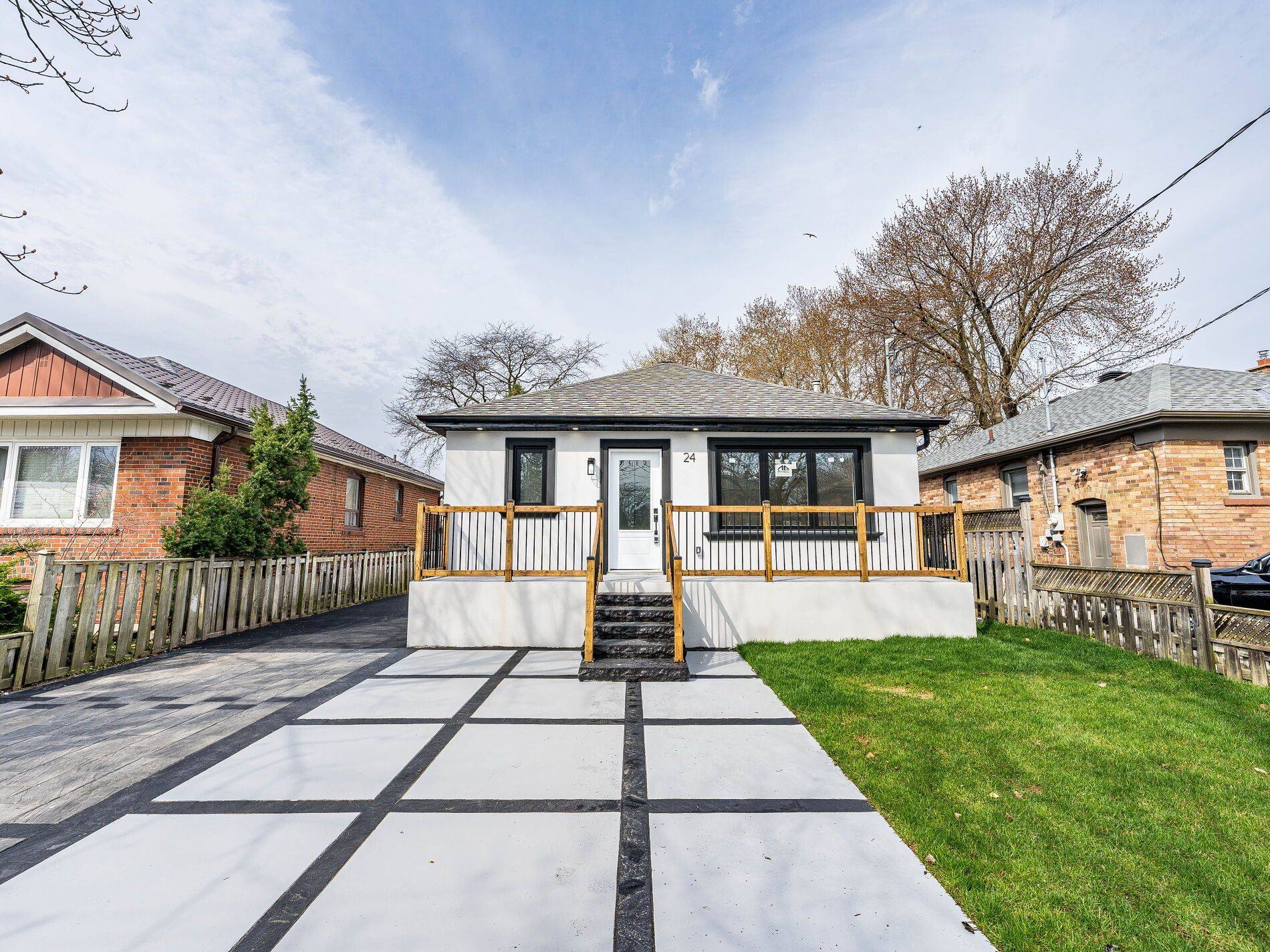24 Treeview DR, Toronto W06, ON M8W 4B9