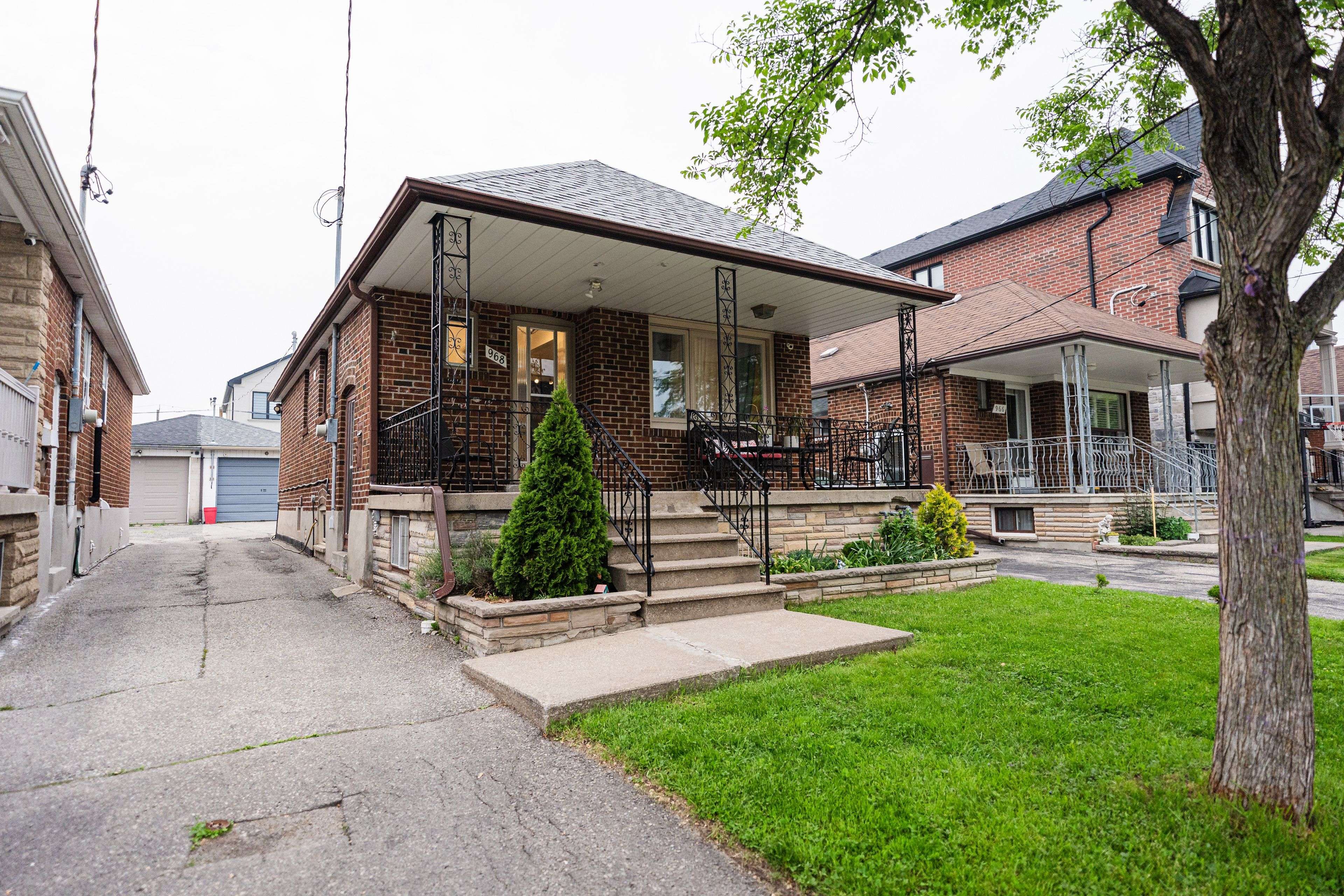 Toronto W04, ON M6B 1E2,968 Castlefield AVE