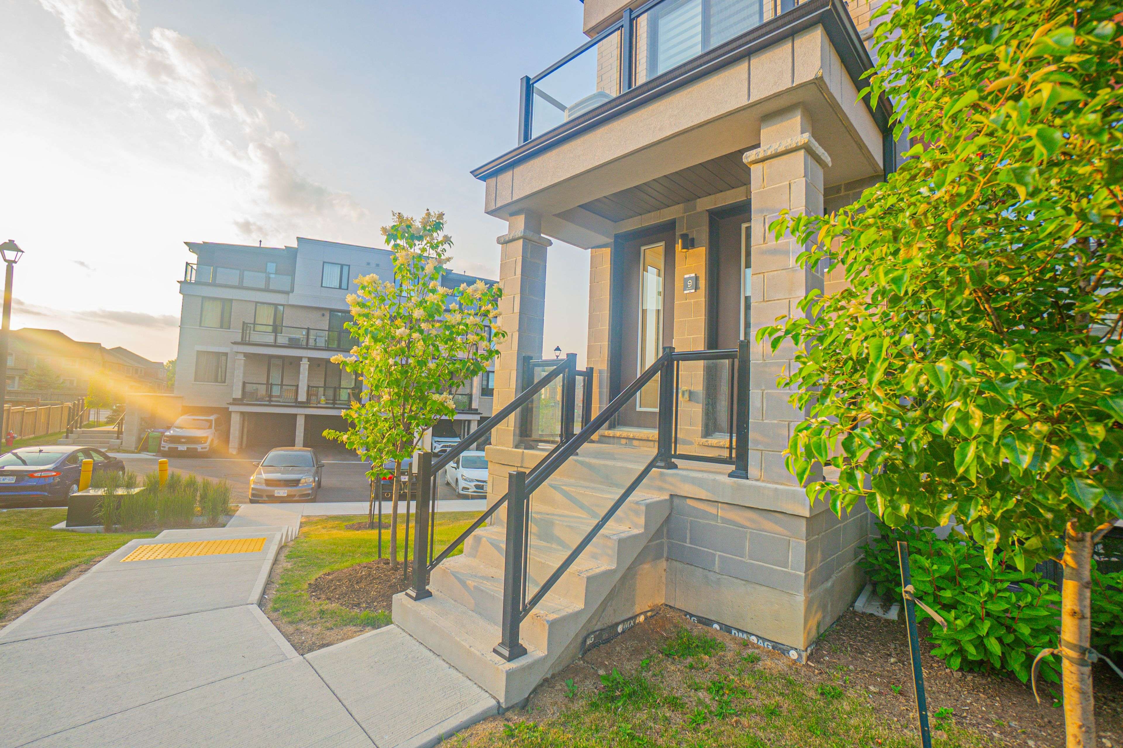 Brampton, ON L6Y 6G1,20 Knotsberry CIR #9