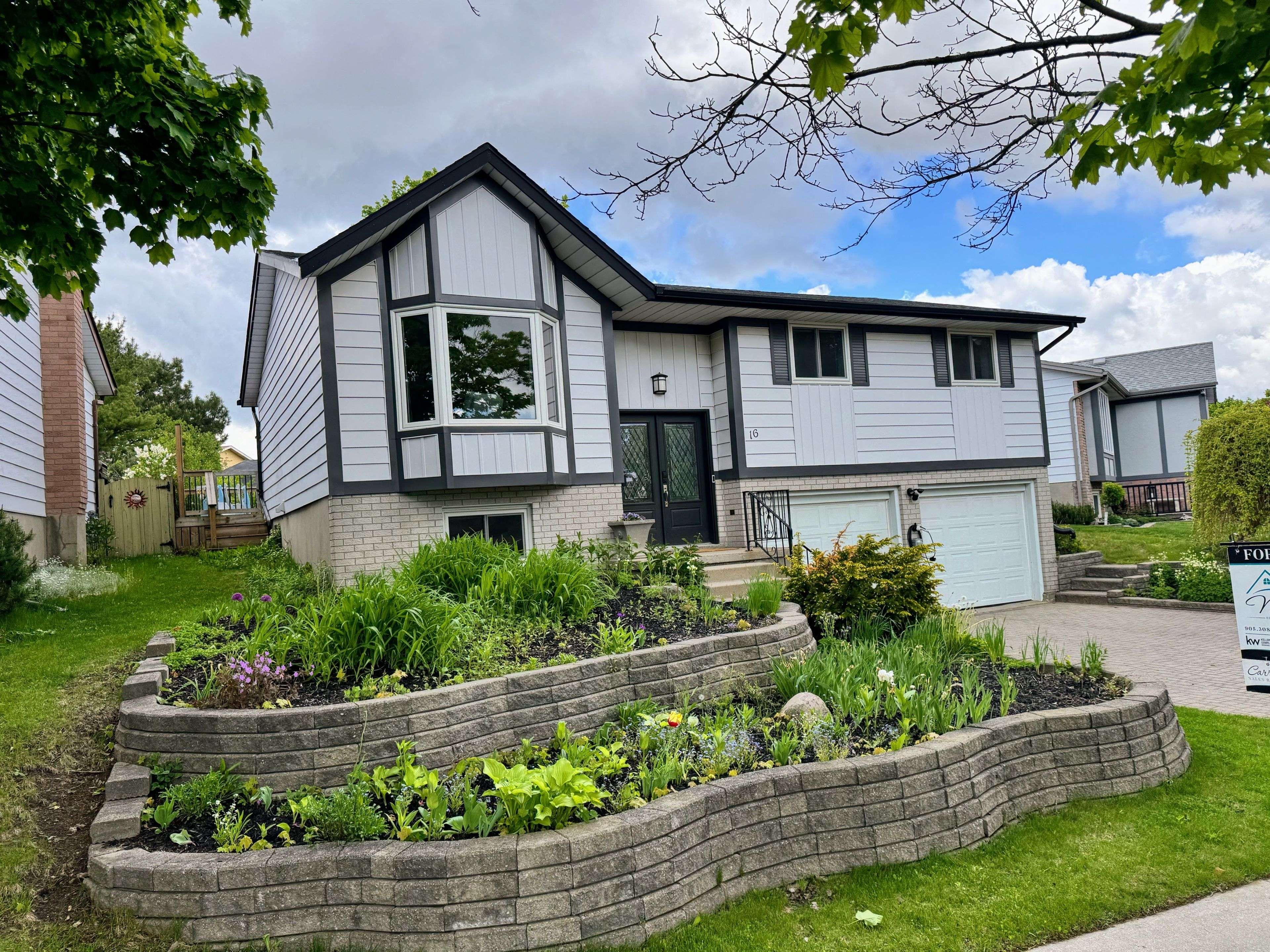 16 Settlers DR, Kitchener, ON N2E 2L3