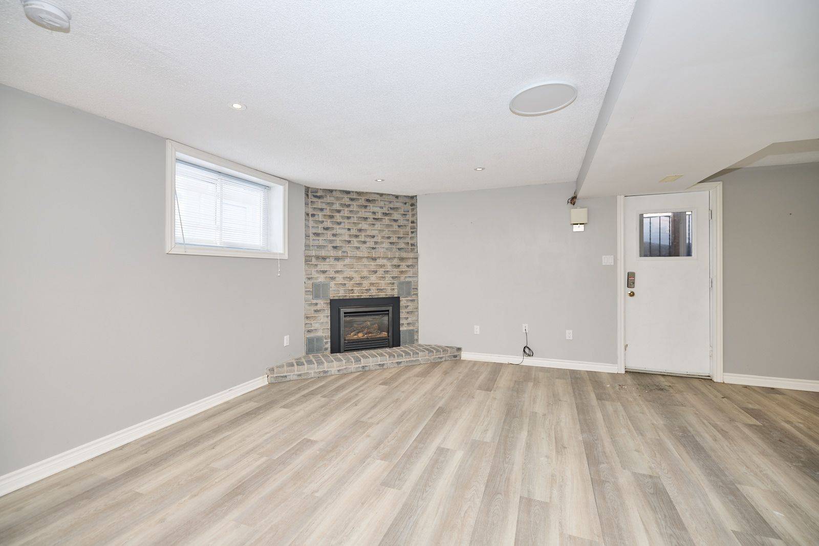 Welland, ON L3C 6T3,100 Larchwood CIR #Lower Level