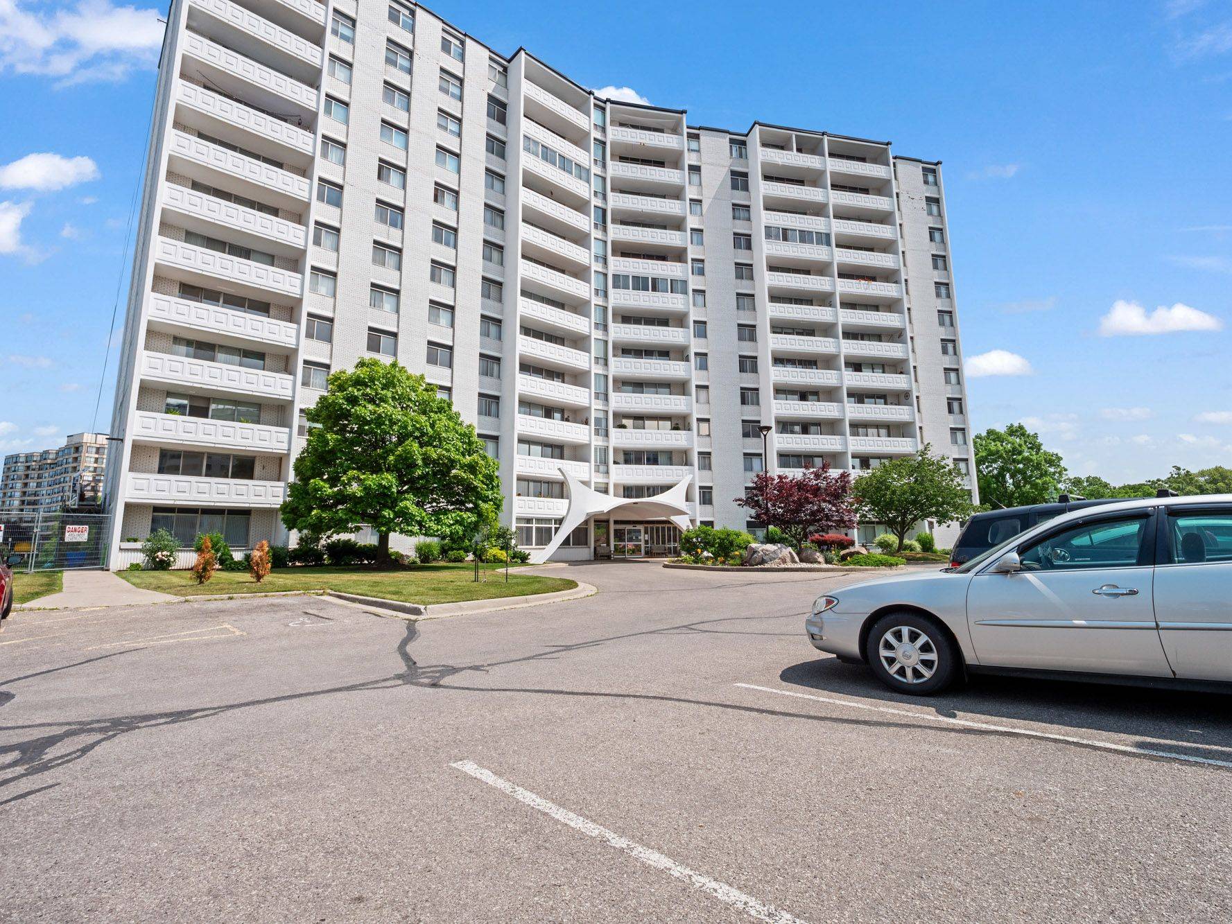 St. Catharines, ON L2T 3G7,15 Towering Heights BLVD #904