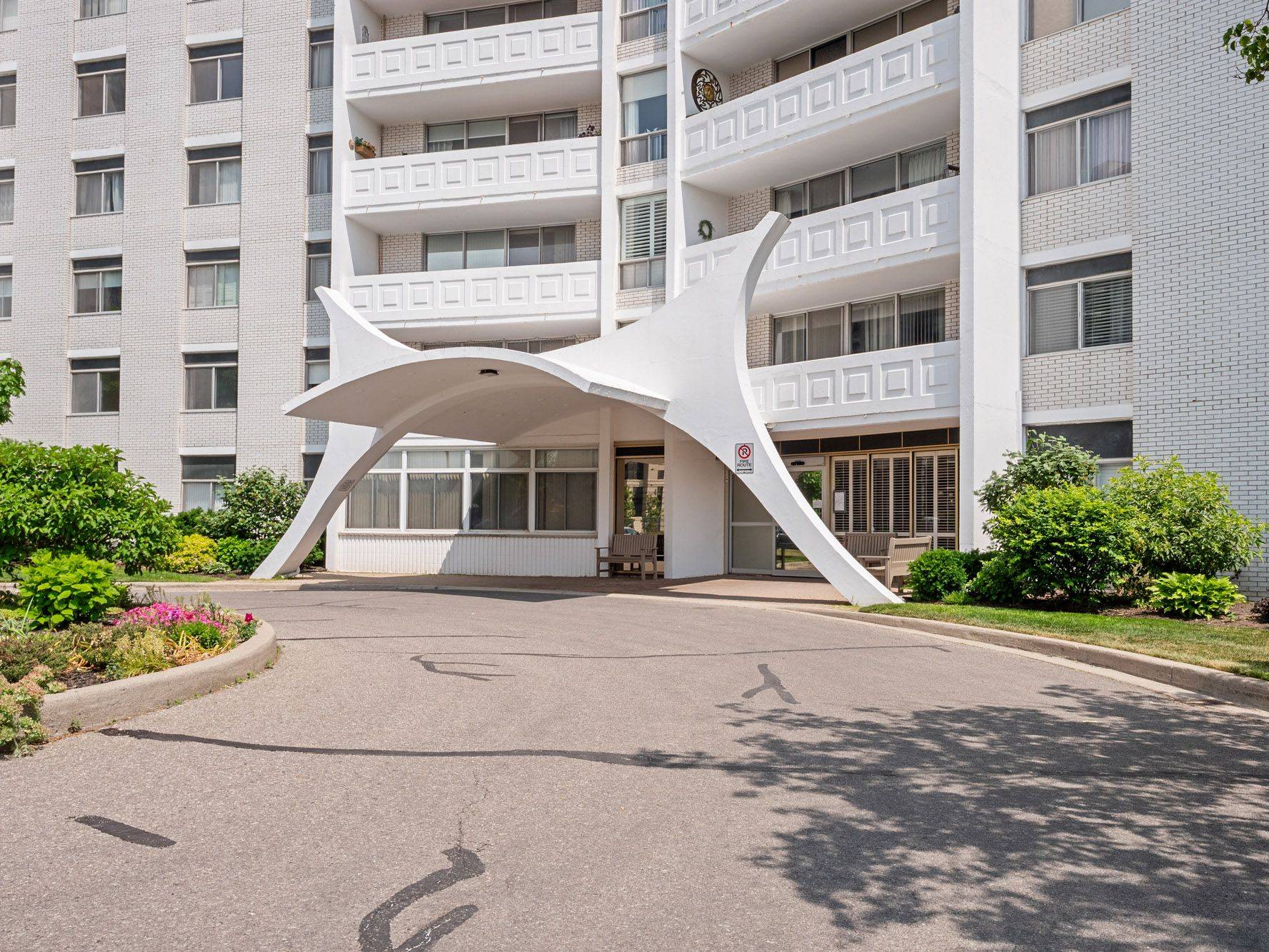 St. Catharines, ON L2T 3G7,15 Towering Heights BLVD #904
