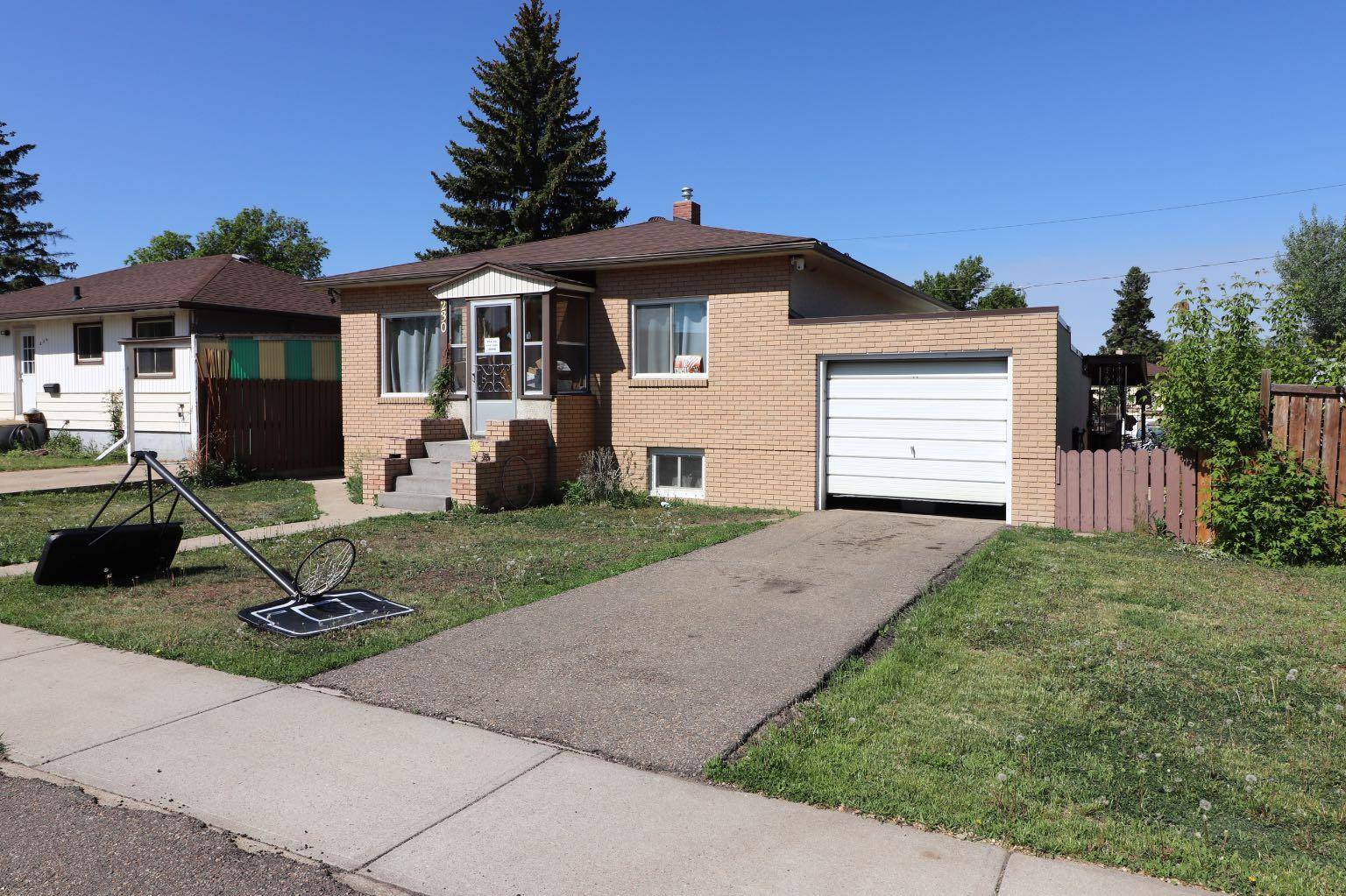 230 5 ST Southeast, Redcliff, AB T0J 2P0