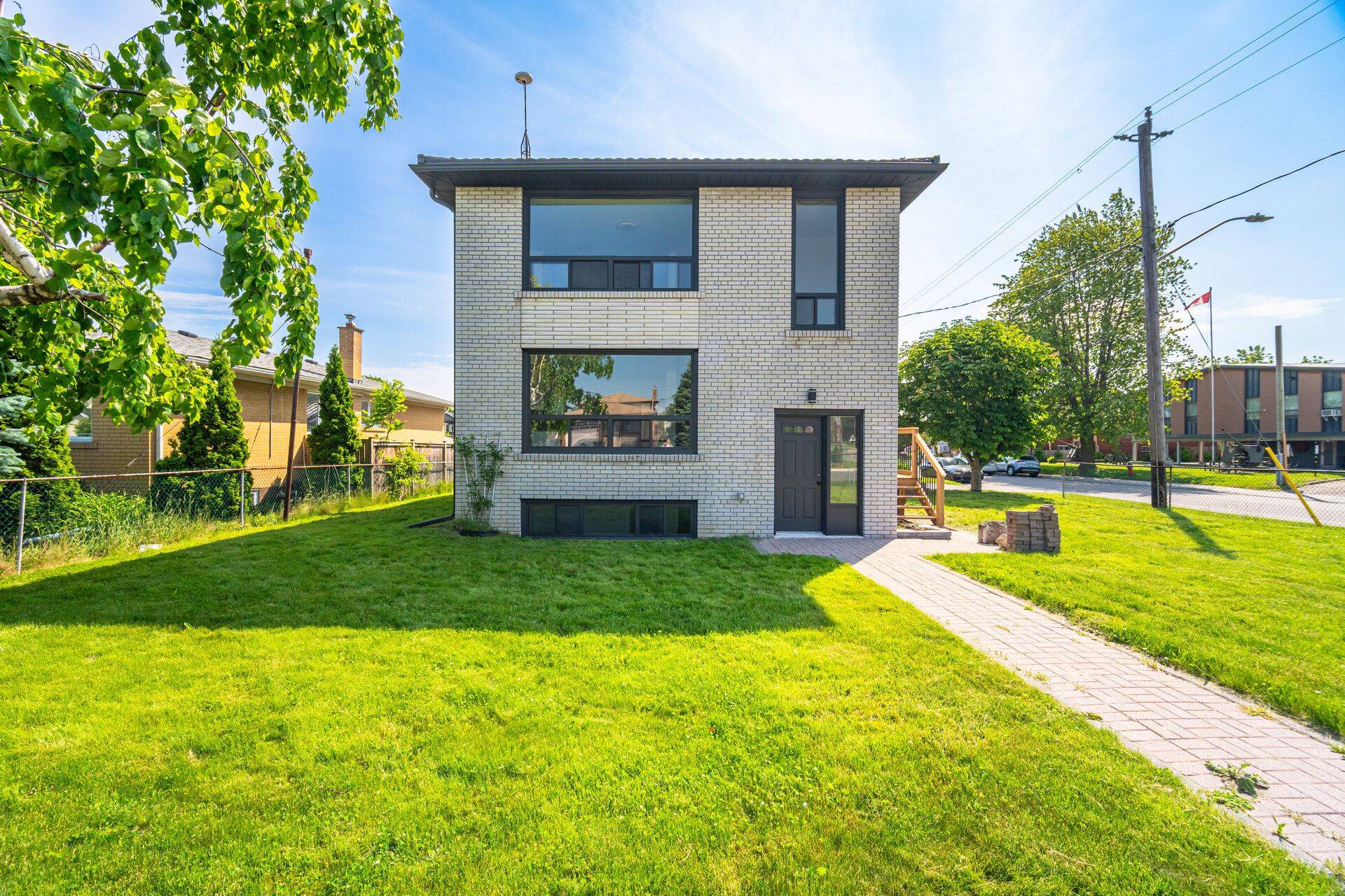 1082 Greaves AVE #3, Mississauga, ON L5E 1W5