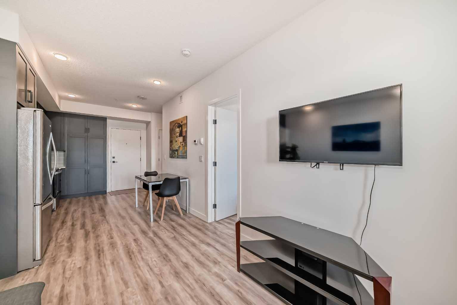 Calgary, AB T3B 6K3,4138 University AVE NW #216
