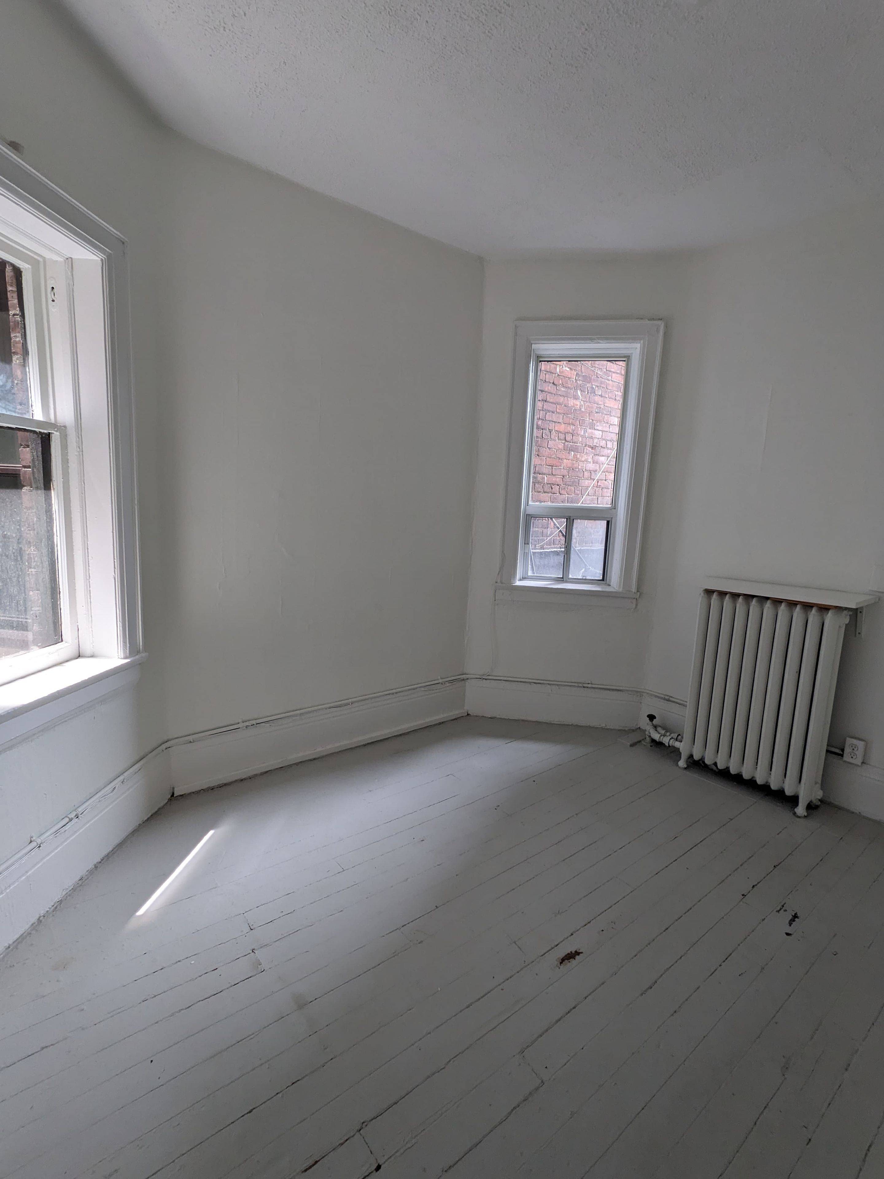 Toronto C01, ON M6J 1H6,1020 Queen ST W #1