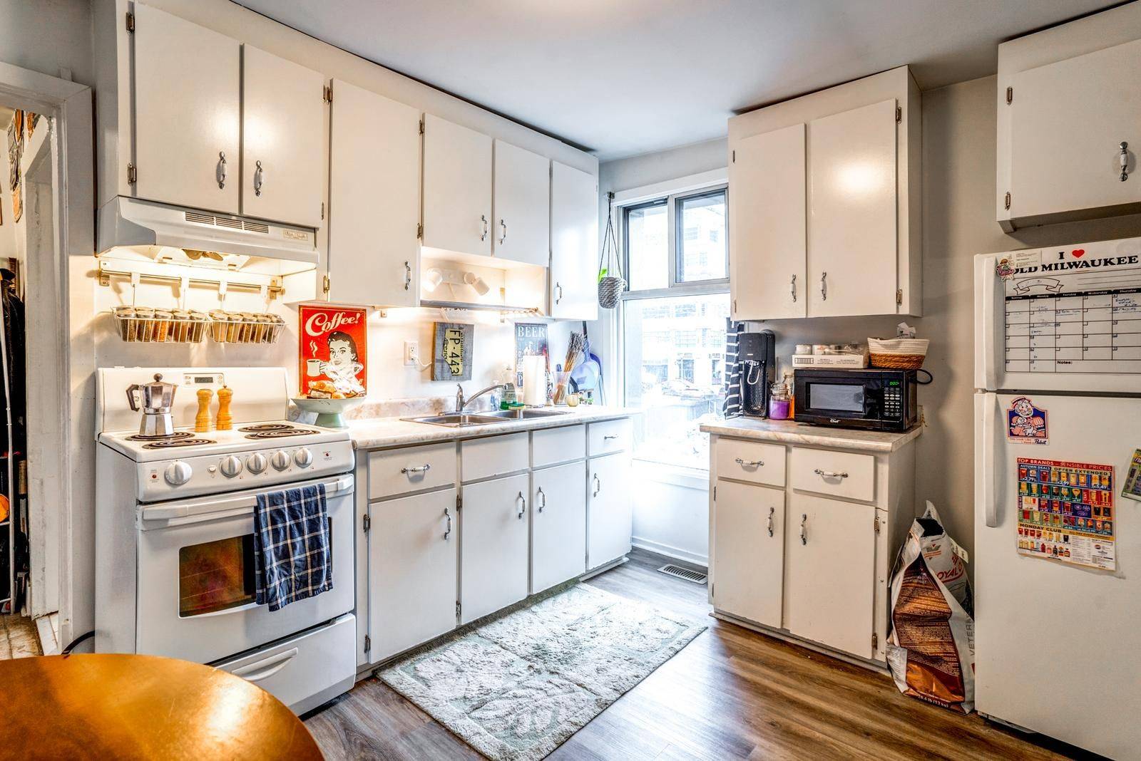 Toronto C01, ON M5V 1P5,934 King ST W