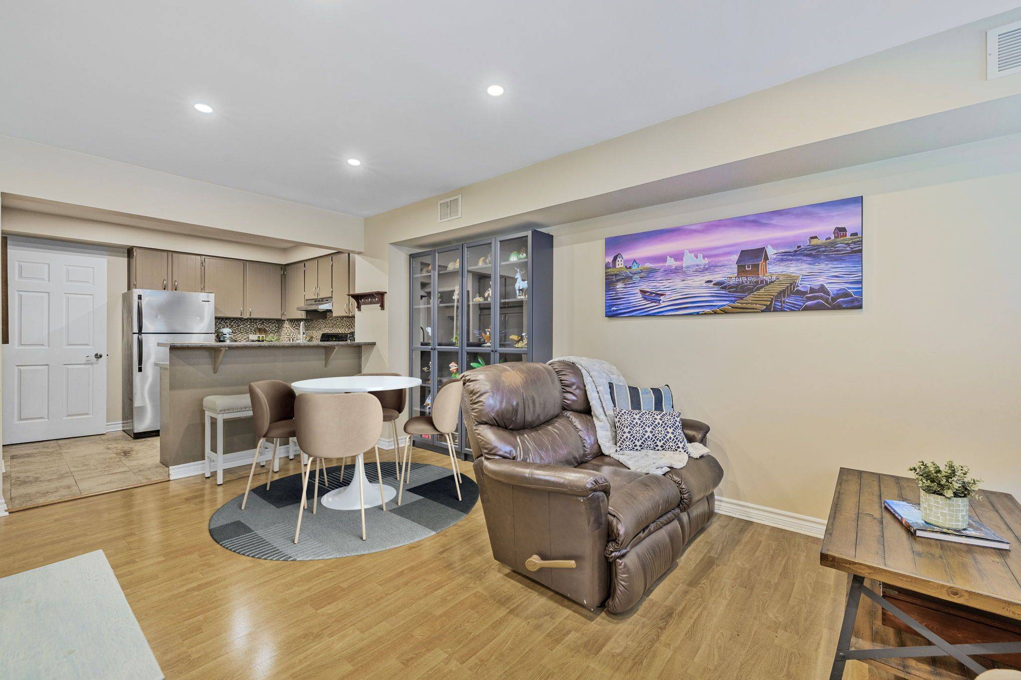 Newmarket, ON L3Y 8J3,115 Main ST S #50
