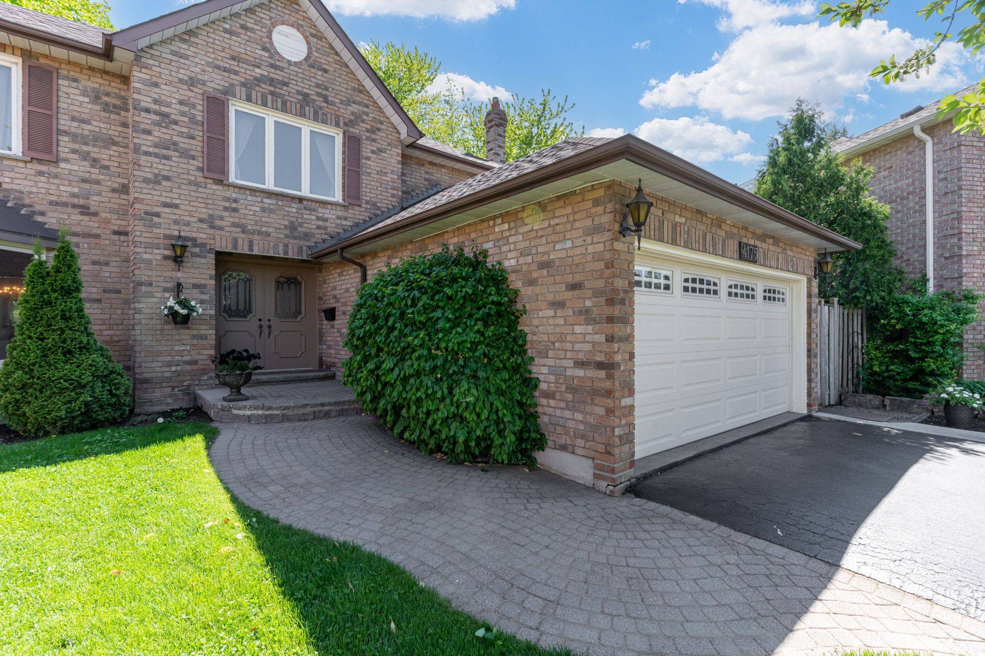 Mississauga, ON L5C 3S7,4175 Tall Pine CT