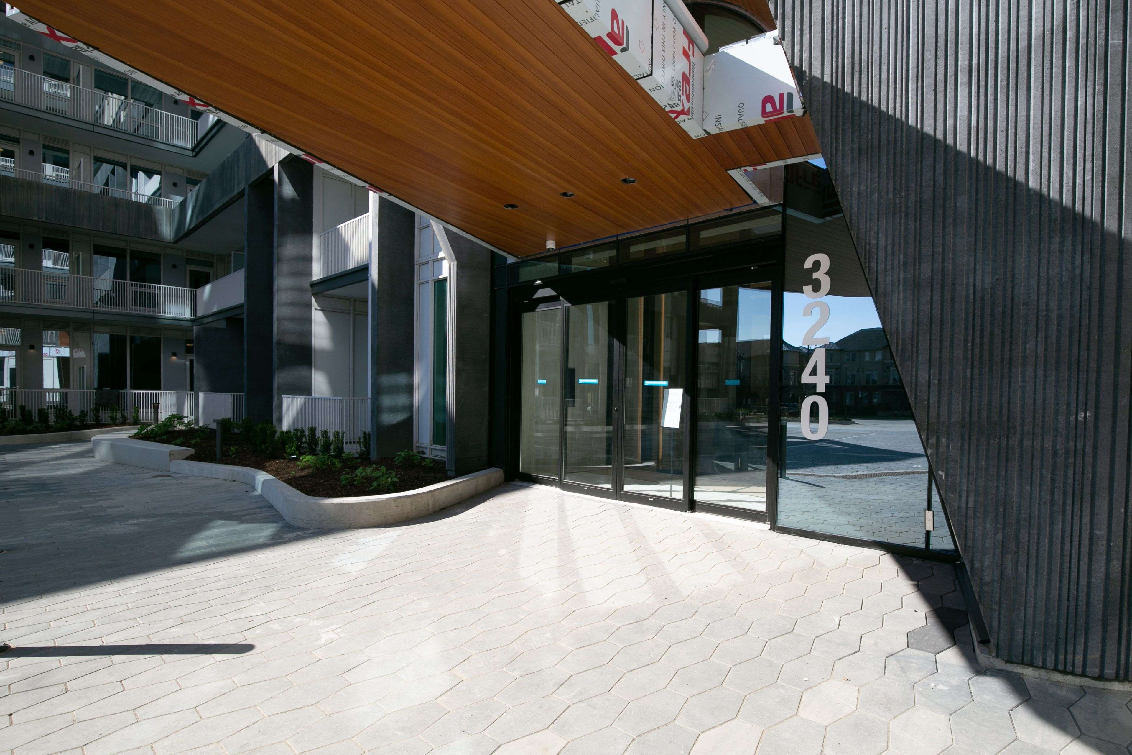 Oakville, ON L6H 0X1,3240 William Coltson AVE #321