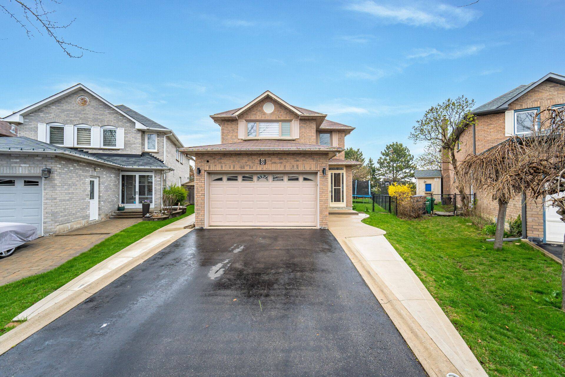 8 Drayglass CT, Brampton, ON L6Z 4E9