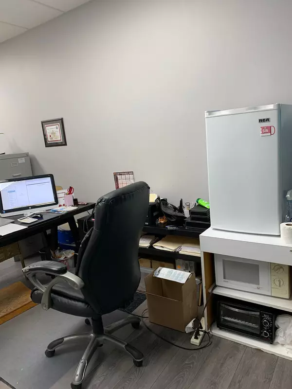 Pickering, ON L1W 3G9,750 Oklahoma DR #3