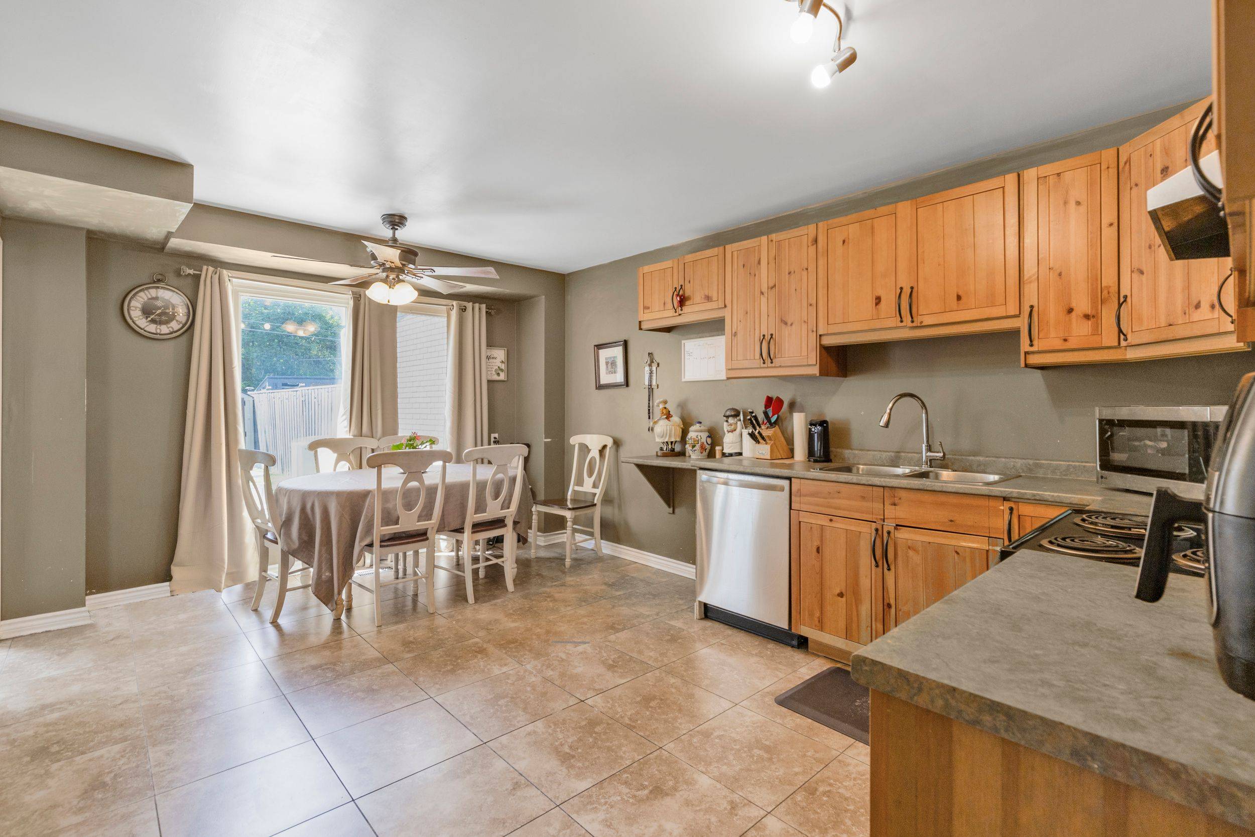 Burlington, ON L7P 2A5,2111 Meadowbrook RD #k