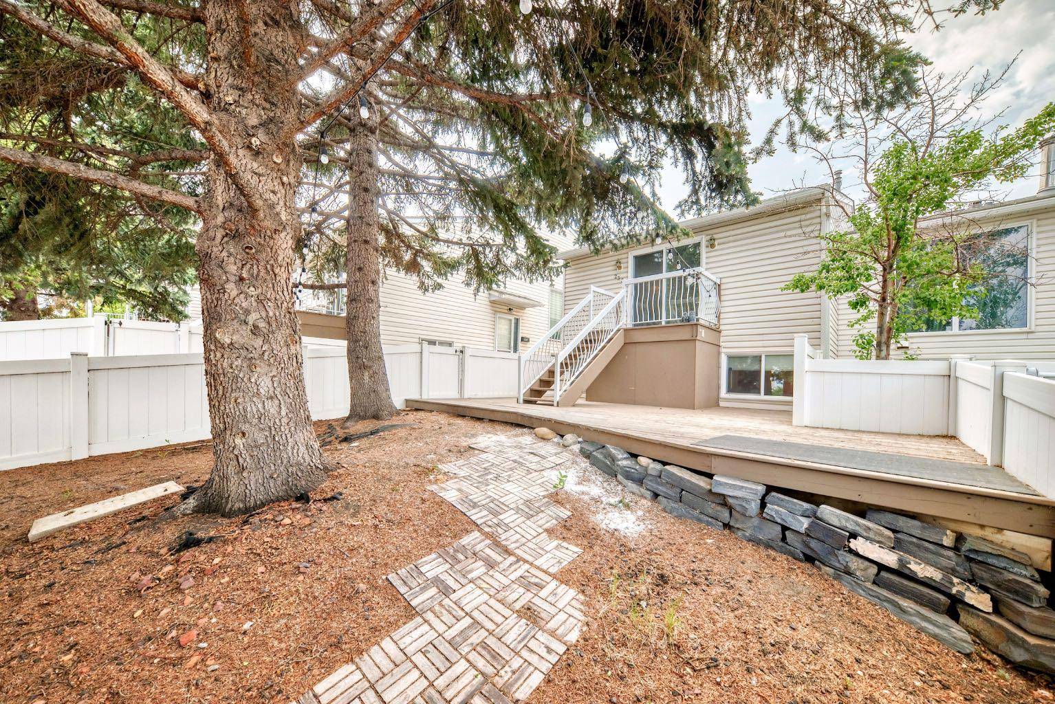 Calgary, AB T2W 4J4,233 Sabrina WAY