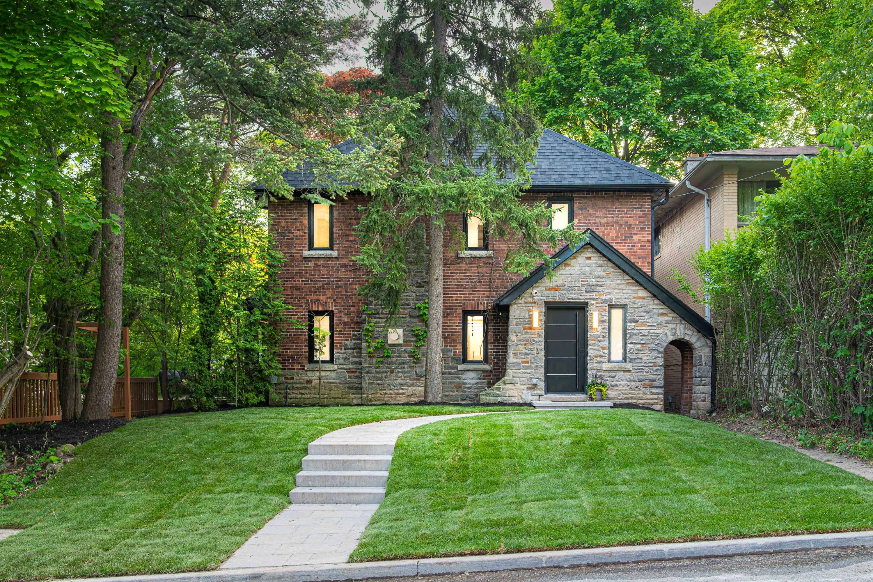 16 Duncannon DR, Toronto C03, ON M5P 2M1