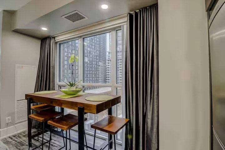 Toronto C01, ON M5V 0E9,300 Front ST W #704