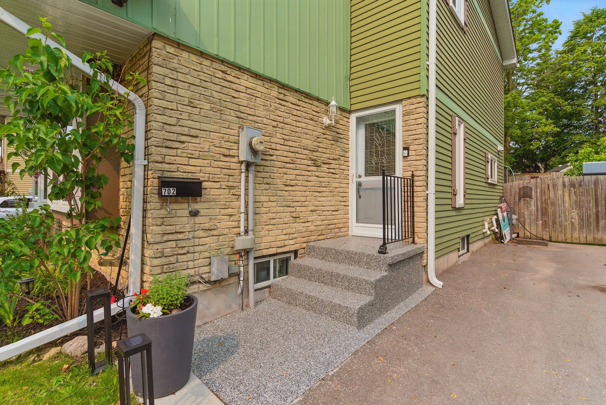 Oshawa, ON L1G 7H6,702 Hillcroft ST