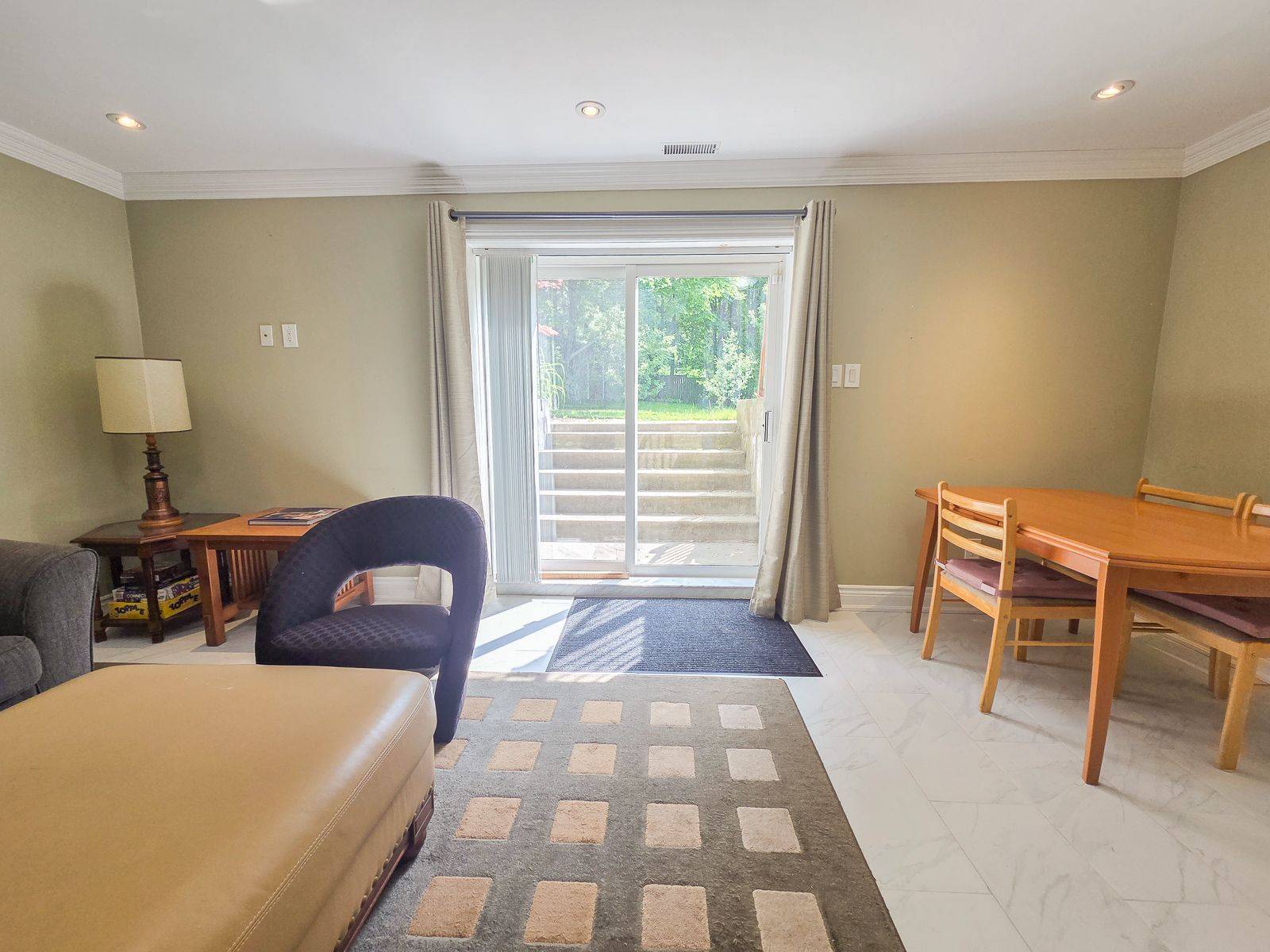 Toronto E08, ON M1M 3C2,55B Bethune BLVD #Lower