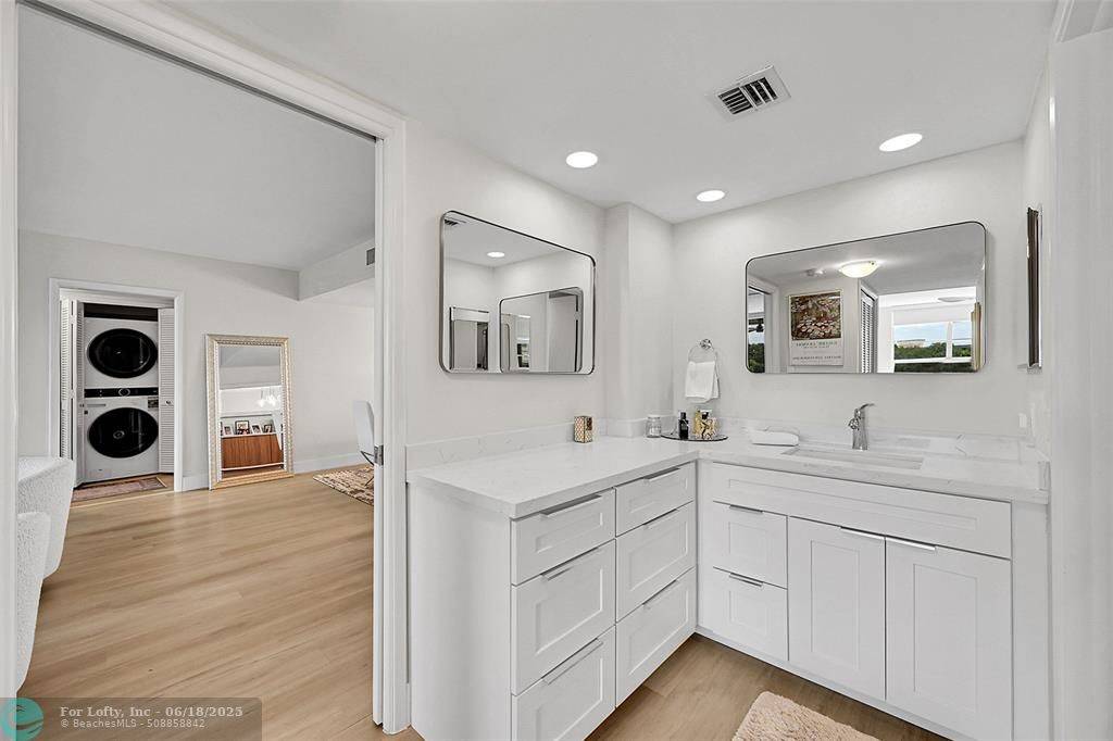 Pompano Beach, FL 33069,555 Oaks Ln  #311