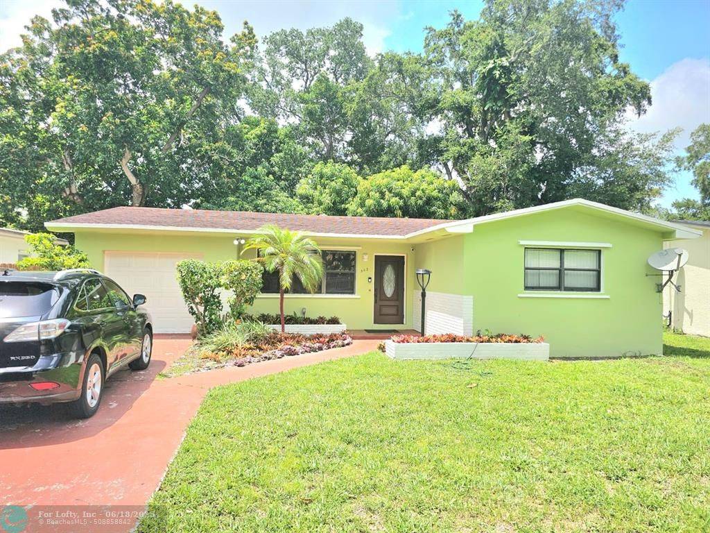565 NE 160th St, Miami, FL 33162