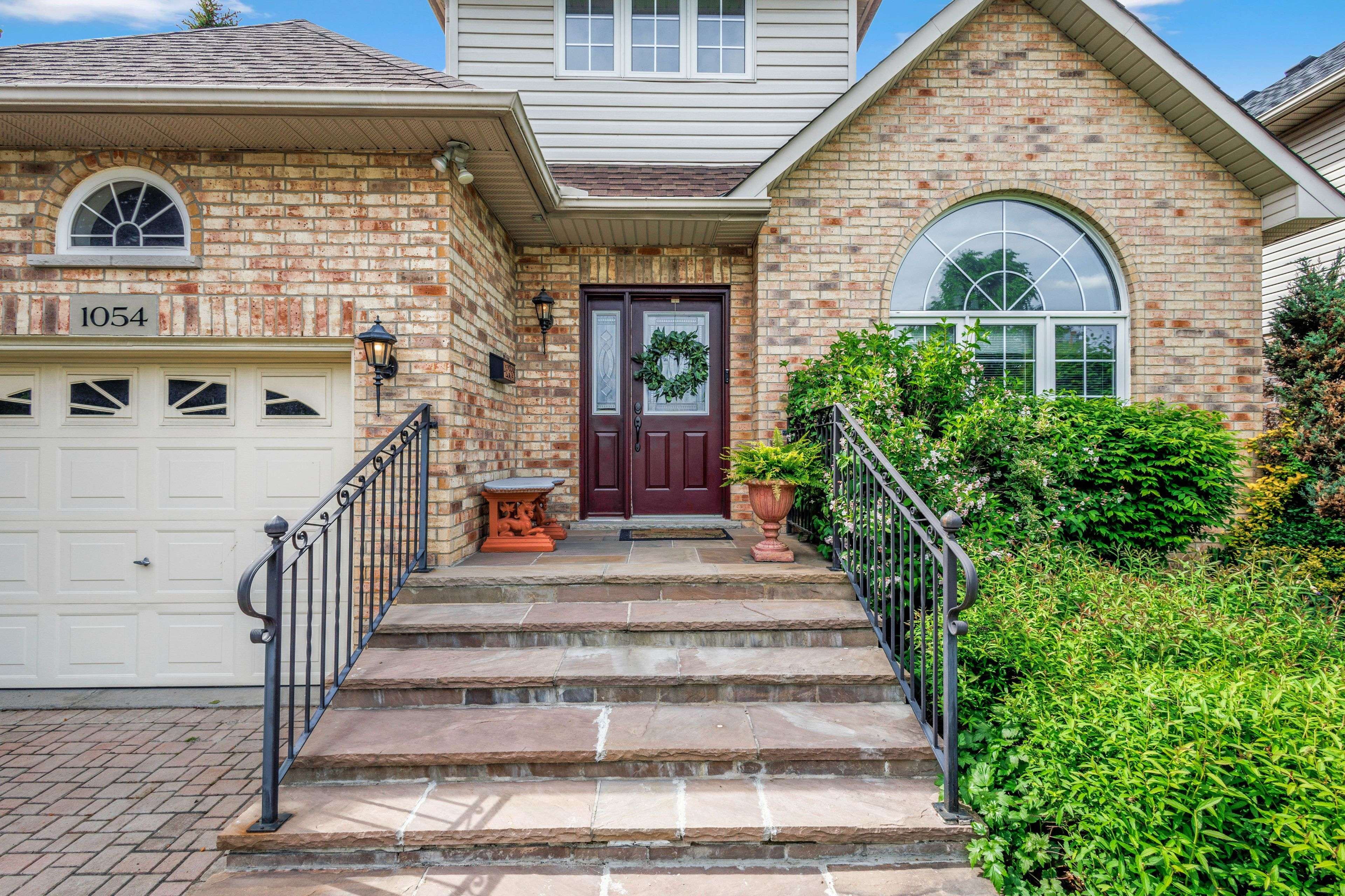 Burlington, ON L7S 2L1,1054 Augustus DR