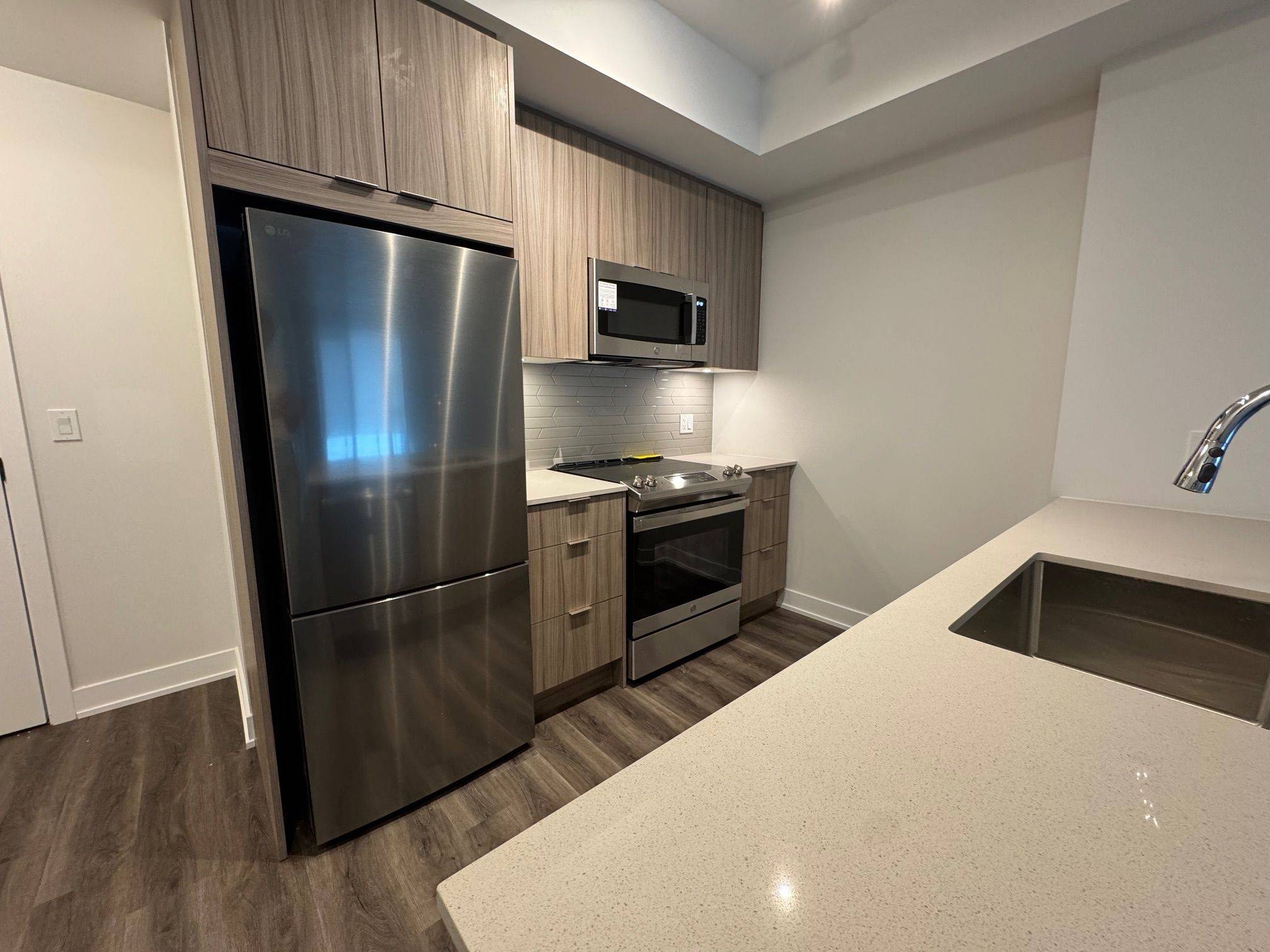 430 Square One DR #2910, Mississauga, ON L5B 0L6
