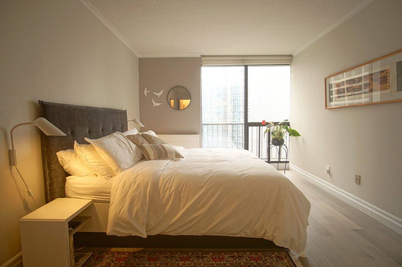 Toronto C01, ON M5J 2G2,33 Harbour SQ #2214