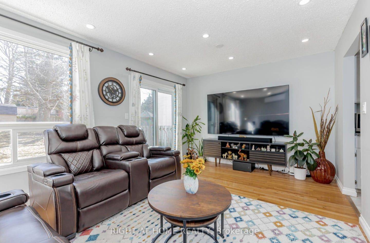Oshawa, ON L1J 7X9,17 Overbank DR
