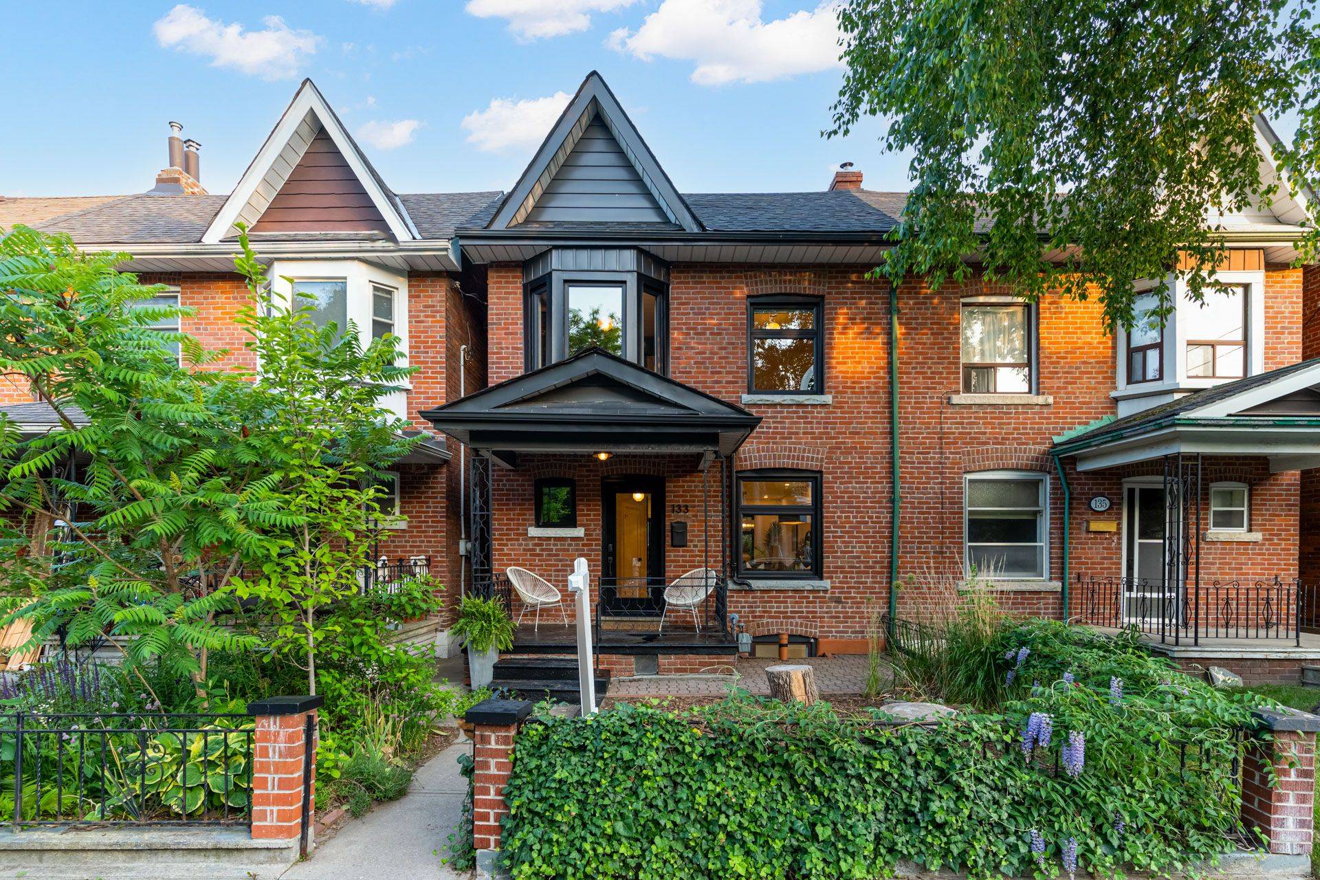 133 Essex ST, Toronto W02, ON M6G 1T6