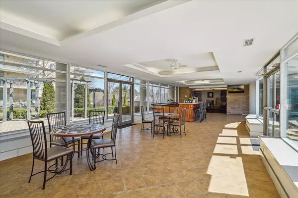 Vaughan, ON L4K 5N6,2502 Rutherford RD #520