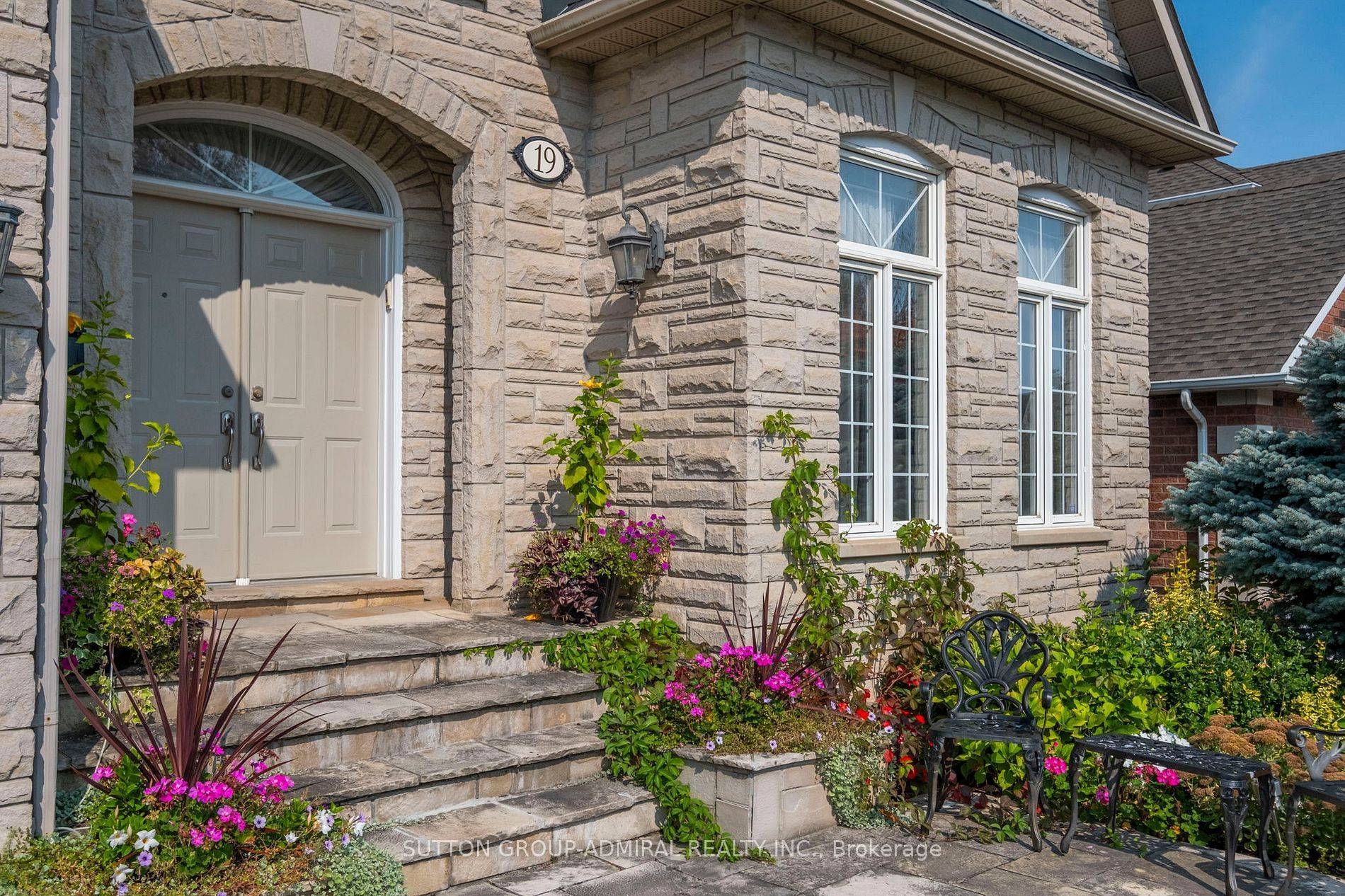 Vaughan, ON L4J 8K8,19 Langtry PL