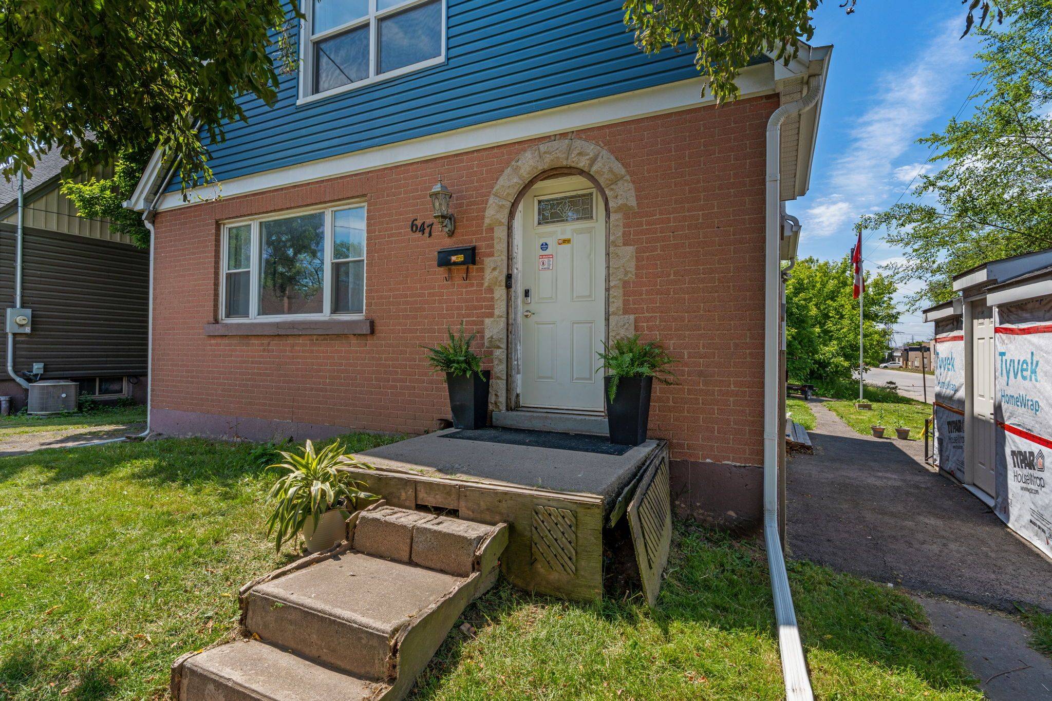 Hamilton, ON L8H 6H1,647 Brighton AVE