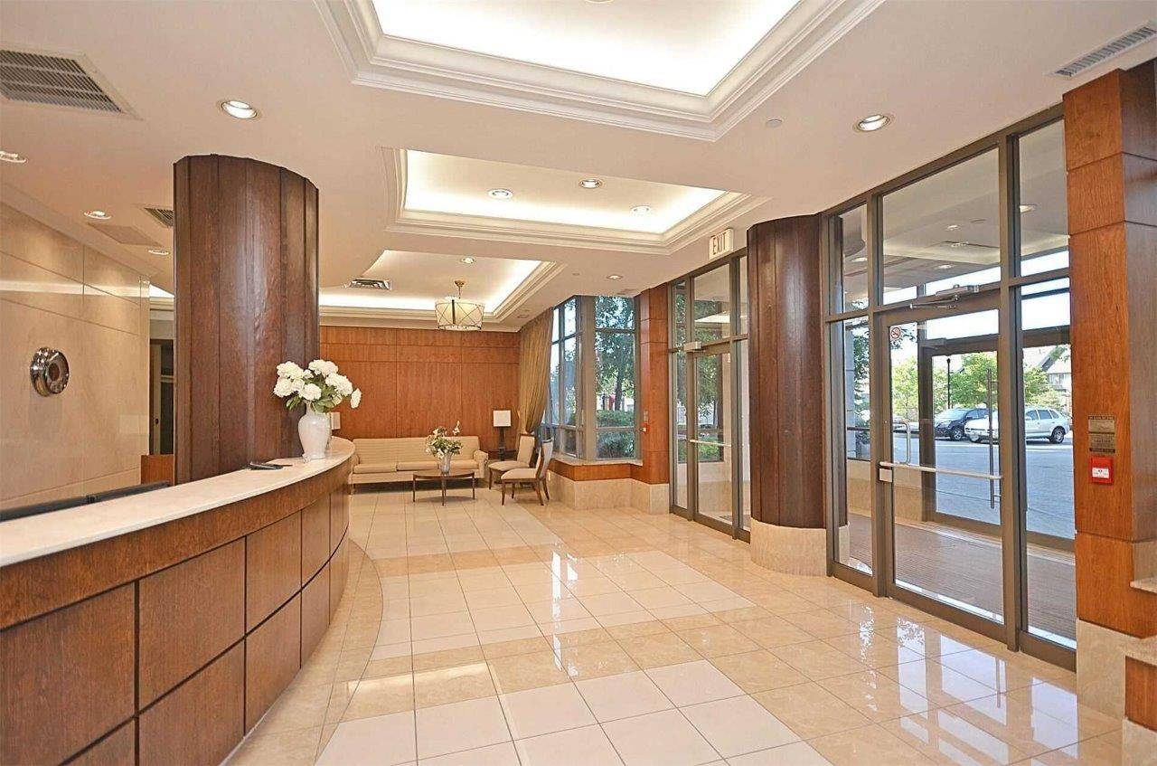 Mississauga, ON L5R 4G9,55 Strathaven DR #1005