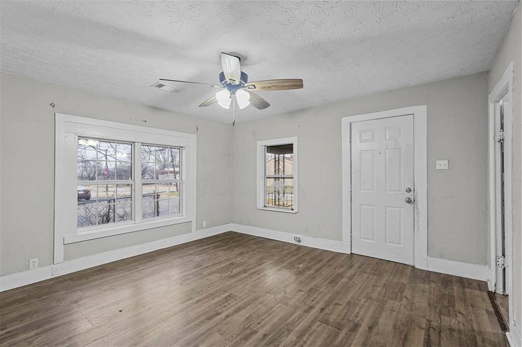 Sherman, TX 75092,906 E Houston Street