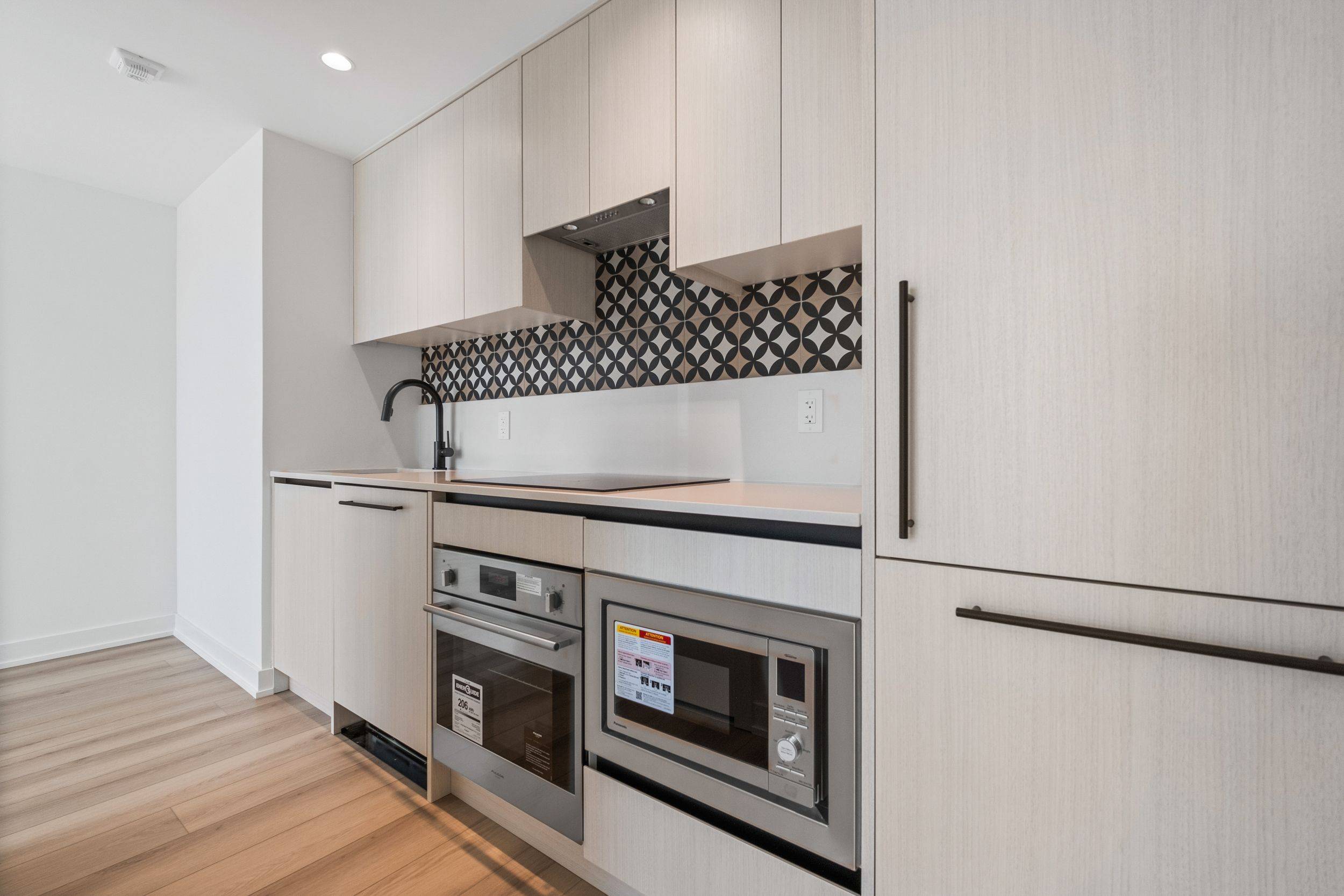 Toronto C01, ON M6J 1X4,5 Lakeview AVE #516