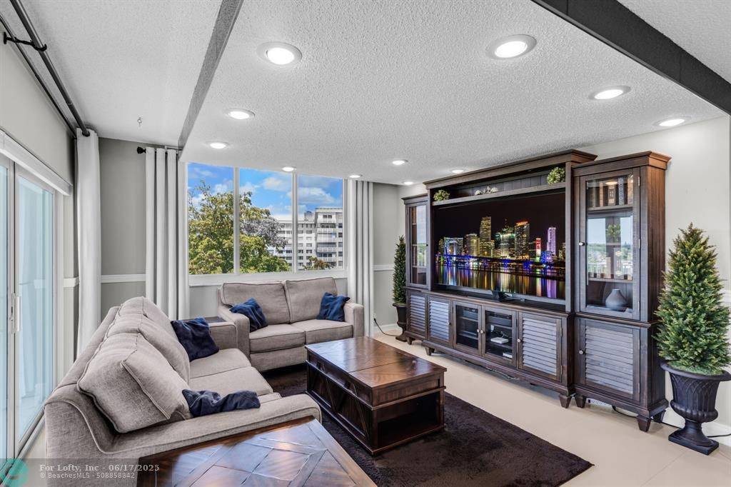 Hollywood, FL 33021,4200 HILLCREST DR  #711