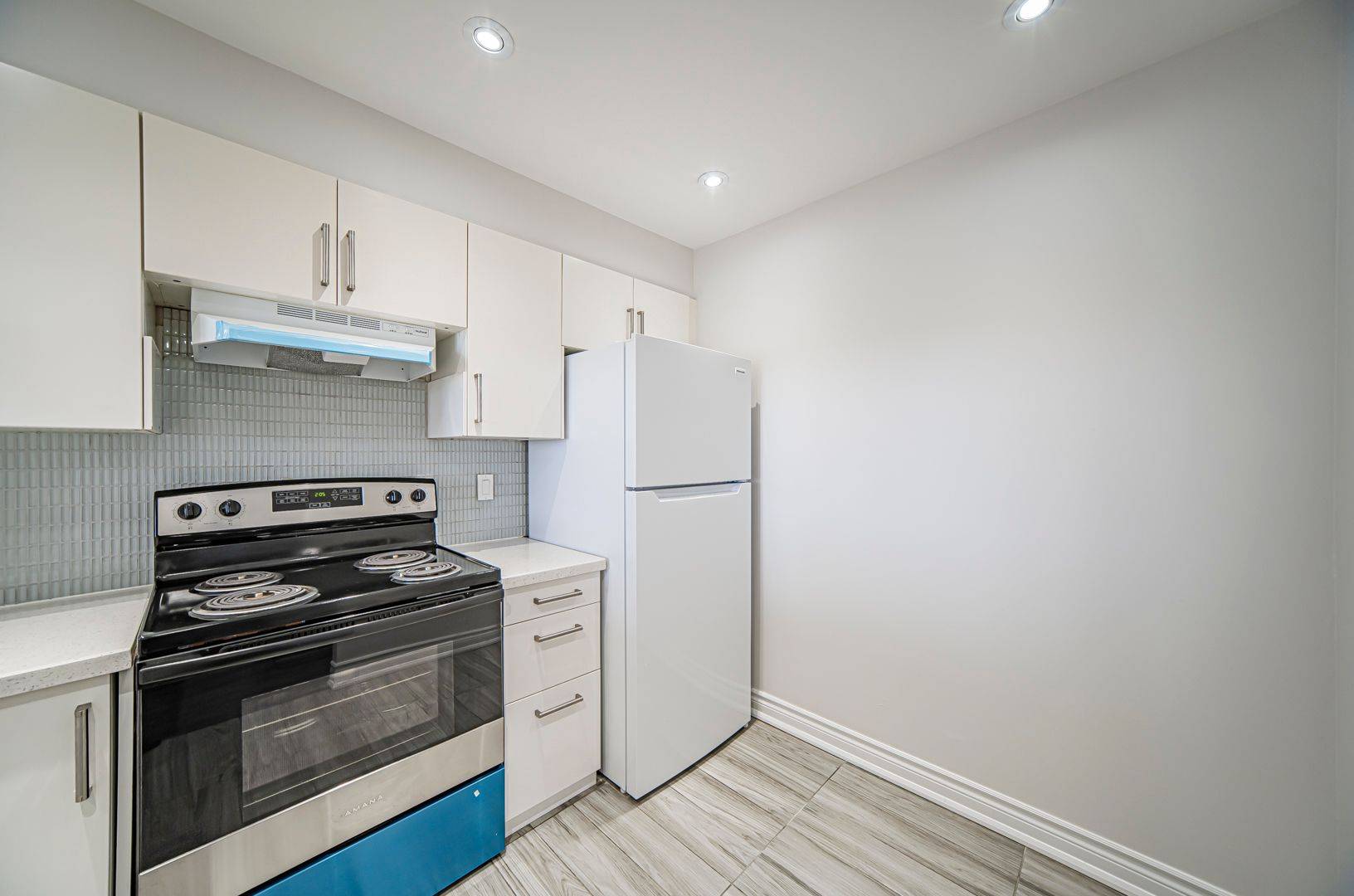 Toronto W04, ON M6M 5E7,2470 Eglinton AVE W #1708