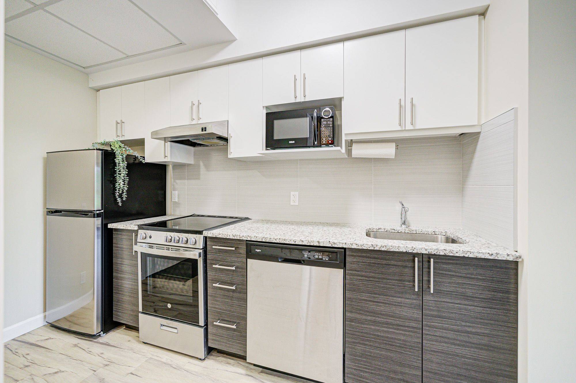 Hamilton, ON L8S 3A1,77 Leland ST #423