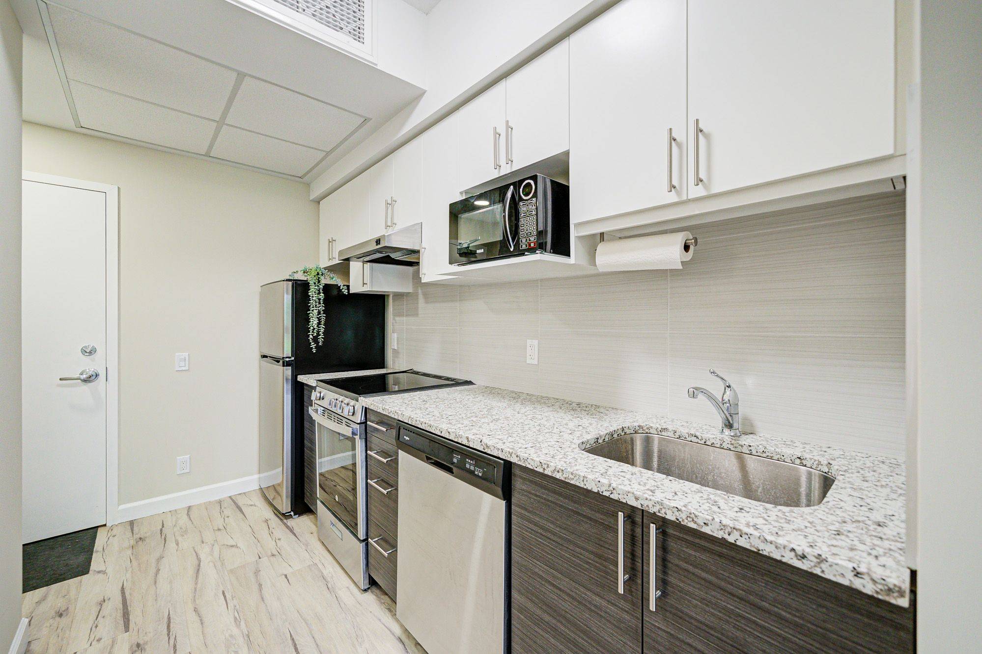 Hamilton, ON L8S 3A1,77 Leland ST #423